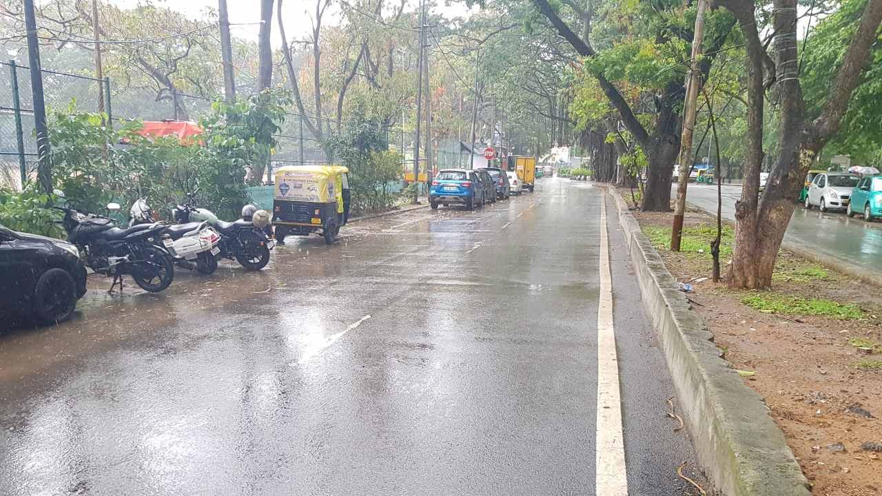 ಮುಂದಿನ ಐದು ದಿನ ರಾಜ್ಯಾದ್ಯಂತ ಎಲ್ಲ ಜಿಲ್ಲೆಗಳಲ್ಲಿ ಸಾಧಾರಣ, ಭಾರೀ ಹಾಗೂ ಅತ್ಯಧಿಕ ಭಾರೀ ಮಳೆ ಆಗುವ ಲಕ್ಷಣಗಳು ಇವೆ. ಇನ್ನೂ ರಾಜಧಾನಿ ಬೆಂಗಳೂರಿನಲ್ಲಿ ಮೇ 28 ರವರೆಗೆ ಮಳೆ ಹಗುರದಿಂದ ಸಾಧಾರಣವಾಗಿ, ಕೆಲವೆಡೆ ಭಾರೀ ಮಳೆ ಆಗುವ ನಿರೀಕ್ಷೆ ಇದೆ.
