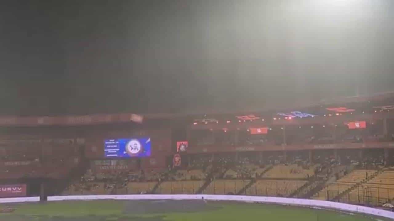 Bangalore Rains: ಚಿನ್ನಸ್ವಾಮಿ ಕ್ರೀಡಾಂಗಣ ಸುತ್ತಮುತ್ತ ಜೋರು ಮಳೆ, ಟ್ರಾಫಿಕ್​ ಜಾಮ್​