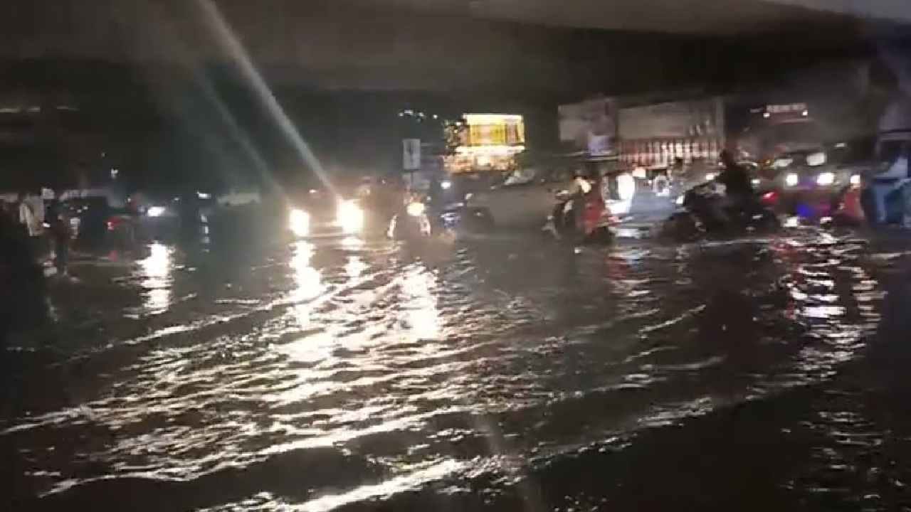 ನೆಲಮಂಗಲದಲ್ಲಿ ಭಾರೀ ಮಳೆ: ರಾಷ್ಟ್ರೀಯ ಹೆದ್ದಾರಿ ಜಲಾವೃತ, ಟ್ರಾಫಿಕ್ ಜಾಮ್ ನೆಲಮಂಗಲದಲ್ಲಿ ಭಾರೀ ಮಳೆ: ರಾಷ್ಟ್ರೀಯ ಹೆದ್ದಾರಿ ಜಲಾವೃತ, ಟ್ರಾಫಿಕ್ ಜಾಮ್