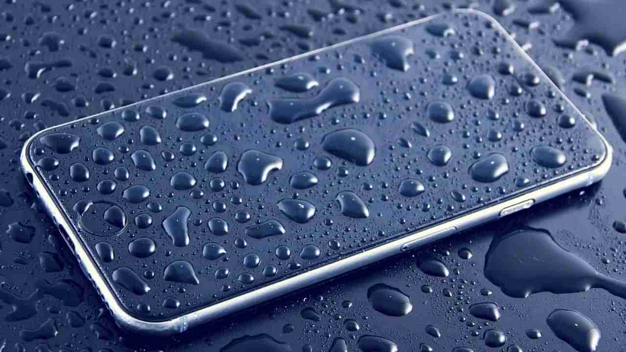 Tech Tips: ಮಳೆ ನೀರು ಮೊಬೈಲ್ ಮೇಲೆ ಬಿದ್ದರೂ ಉಪಯೋಗಿಸುವುದು ಹೇಗೆ?: ಇಲ್ಲಿದೆ ಟಿಪ್ಸ್