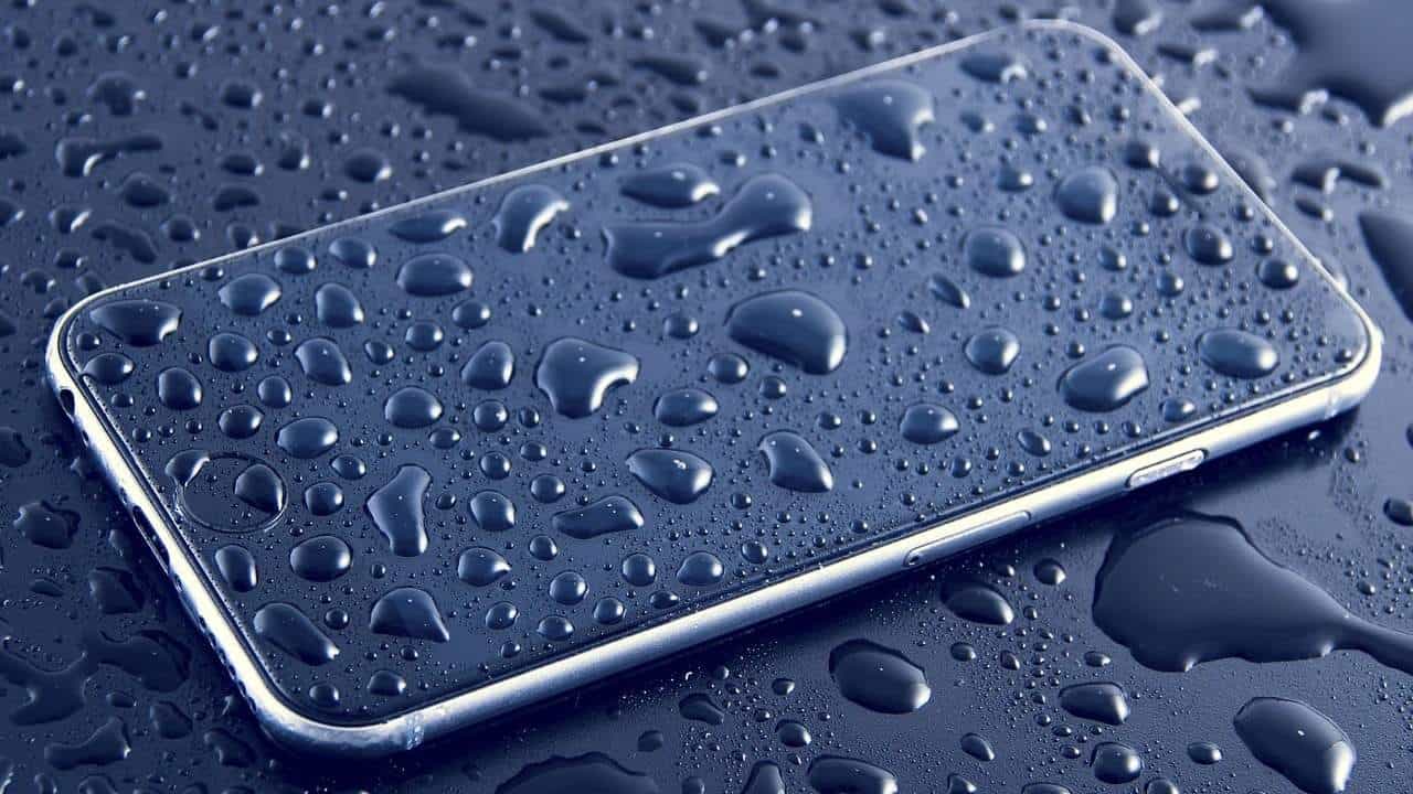 Tech Tips: ಮಳೆ ನೀರು ಮೊಬೈಲ್ ಮೇಲೆ ಬಿದ್ದರೂ ಉಪಯೋಗಿಸುವುದು ಹೇಗೆ?: ಇಲ್ಲಿದೆ ಟಿಪ್ಸ್ Tech Tips: ಮಳೆ ನೀರು ಮೊಬೈಲ್ ಮೇಲೆ ಬಿದ್ದರೂ ಉಪಯೋಗಿಸುವುದು ಹೇಗೆ?: ಇಲ್ಲಿದೆ ಟಿಪ್ಸ್