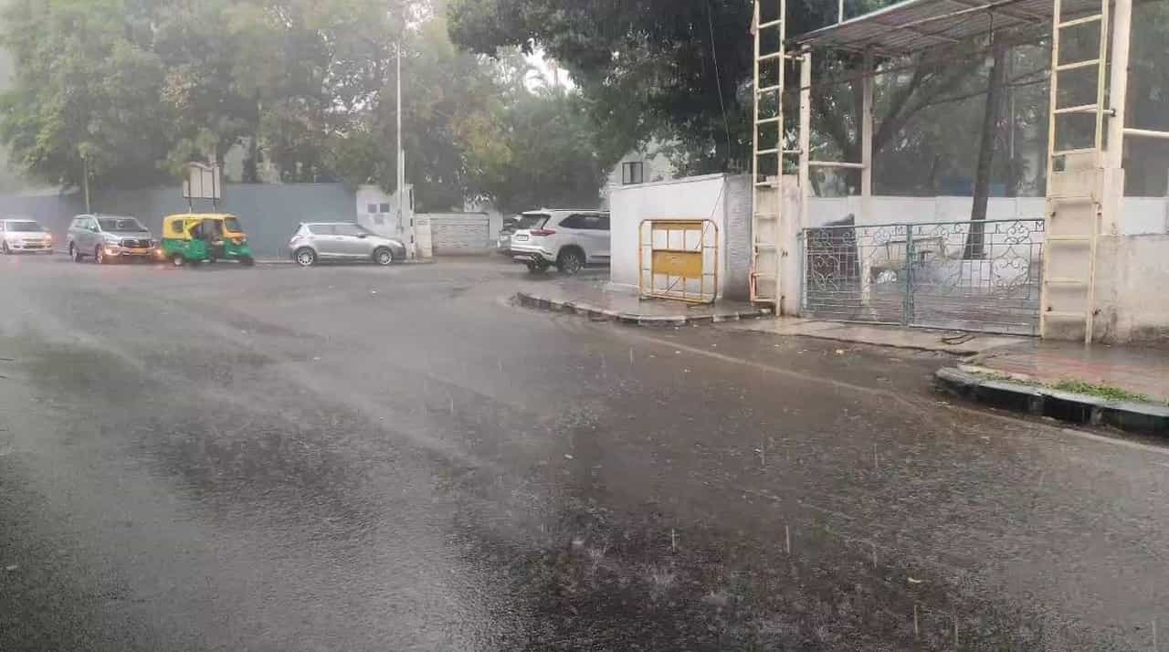 Bangalore Rains: ಬೆಂಗಳೂರಿನಲ್ಲಿ ಭಾರೀ ಗಾಳಿ ಮಳೆ, ಹಲವೆಡೆ ಟ್ರಾಫಿಕ್ ಜಾಮ್