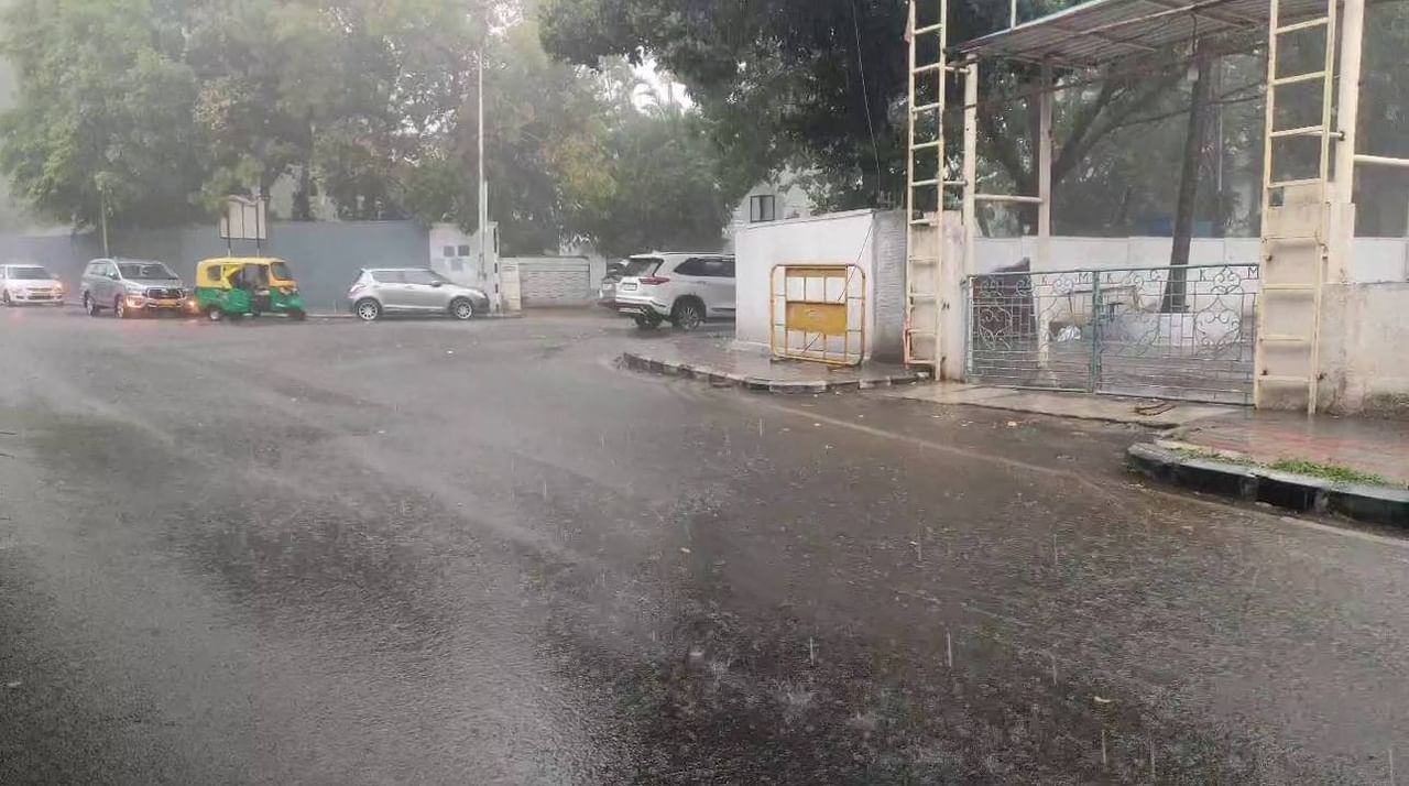 Bangalore Rains: ಬೆಂಗಳೂರಿನಲ್ಲಿ ಭಾರೀ ಗಾಳಿ ಮಳೆ, ಹಲವೆಡೆ ಟ್ರಾಫಿಕ್ ಜಾಮ್