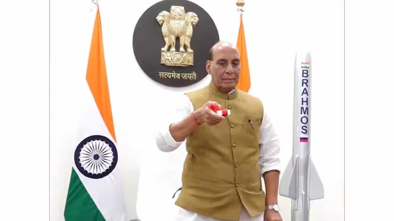 ಜಗತ್ತಿನಲ್ಲಿ ಭಯಕ್ಕೆ ಸ್ಥಾನವಿಲ್ಲ, ಶಕ್ತಿ, ಶಕ್ತಿಯನ್ನು ಗೌರವಿಸುತ್ತೆ, ಕಲಾಂ ಸಾಲುಗಳ ನೆನೆದ ರಾಜನಾಥ್ಸಿಂಗ್ ಜಗತ್ತಿನಲ್ಲಿ ಭಯಕ್ಕೆ ಸ್ಥಾನವಿಲ್ಲ, ಶಕ್ತಿ, ಶಕ್ತಿಯನ್ನು ಗೌರವಿಸುತ್ತೆ, ಕಲಾಂ ಸಾಲುಗಳ ನೆನೆದ ರಾಜನಾಥ್ಸಿಂಗ್