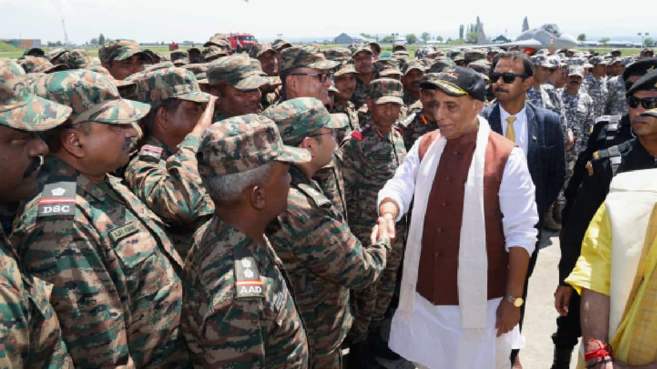 ಕೇವಲ 23 ನಿಮಿಷದಲ್ಲಿ ಪಾಕಿಸ್ತಾನದ ಭಯೋತ್ಪಾದಕರ ಸರ್ವನಾಶ; ಐಎಎಫ್ ಸಾಧನೆಗೆ ರಾಜನಾಥ್ ಸಿಂಗ್ ಶ್ಲಾಘನೆ ಕೇವಲ 23 ನಿಮಿಷದಲ್ಲಿ ಪಾಕಿಸ್ತಾನದ ಭಯೋತ್ಪಾದಕರ ಸರ್ವನಾಶ; ಐಎಎಫ್ ಸಾಧನೆಗೆ ರಾಜನಾಥ್ ಸಿಂಗ್ ಶ್ಲಾಘನೆ