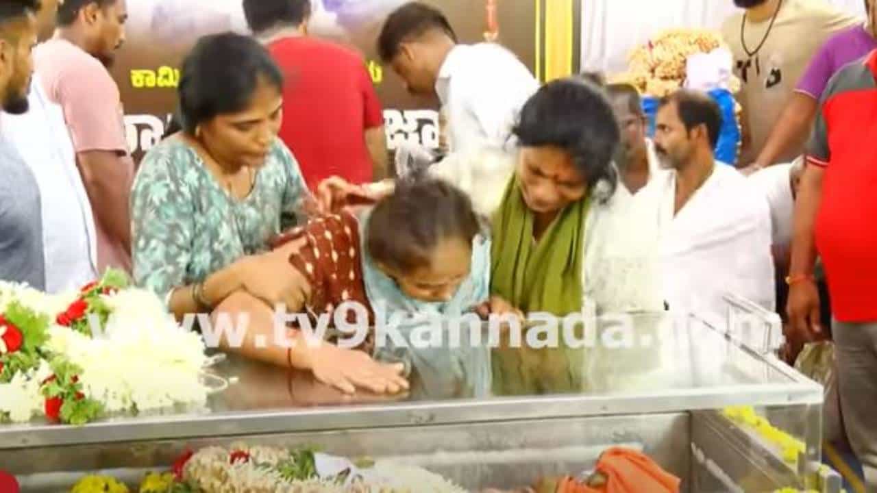 ರಾಕೇಶ್ ಪೂಜಾರಿಯನ್ನು ಕಳೆದುಕೊಂಡ ತಾಯಿಯ ವೇದನೆ ಎಣಿಕೆಗೆ ಸಿಗಲಾರದು ರಾಕೇಶ್ ಪೂಜಾರಿಯನ್ನು ಕಳೆದುಕೊಂಡ ತಾಯಿಯ ವೇದನೆ ಎಣಿಕೆಗೆ ಸಿಗಲಾರದು