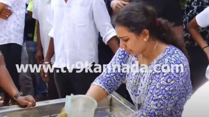 ಕಣ್ಣೀರಿಡುತ್ತ ಹಣೆಗೆ ಮುತ್ತಿಟ್ಟು ಕಣ್ಣೀರಿಂದಲೇ ಅಣ್ಣನ ಪಾದ ತೊಳೆದ ರಾಕೇಶ್ ಪೂಜಾರಿ ಸಹೋದರಿ ಕಣ್ಣೀರಿಡುತ್ತ ಹಣೆಗೆ ಮುತ್ತಿಟ್ಟು ಕಣ್ಣೀರಿಂದಲೇ ಅಣ್ಣನ ಪಾದ ತೊಳೆದ ರಾಕೇಶ್ ಪೂಜಾರಿ ಸಹೋದರಿ