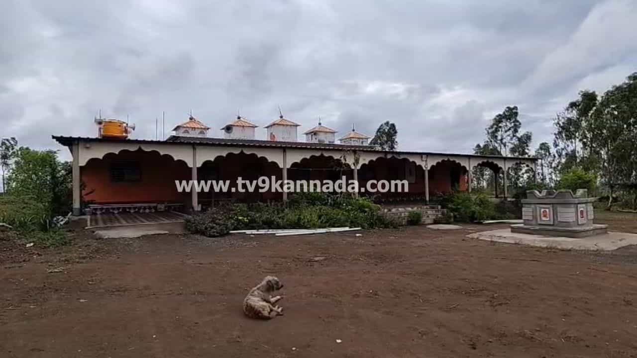 ಬೆಳಗಾವಿ: ಲೋಕೇಶ್ವರ ಸ್ವಾಮೀಜಿ ಮೇಲೆ ಅತ್ಯಾಚಾರ ಕೇಸ್ ಬೆನ್ನಲ್ಲೇ ರಾಮ ಮಂದಿರ ಮಠವೂ ಧ್ವಂಸ ಬೆಳಗಾವಿ: ಲೋಕೇಶ್ವರ ಸ್ವಾಮೀಜಿ ಮೇಲೆ ಅತ್ಯಾಚಾರ ಕೇಸ್ ಬೆನ್ನಲ್ಲೇ ರಾಮ ಮಂದಿರ ಮಠವೂ ಧ್ವಂಸ
