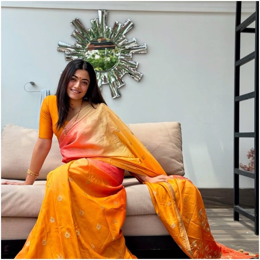 ರಶ್ಮಿಕಾ ಮಂದಣ್ಣ ಅವರು ಹೈದರಾಬಾದ್ಗೆ ತೆರಳಿದಾಗ ವಿಜಯ್ ದೇವರಕೊಂಡ ಮನೆಗೆ ಹೆಚ್ಚು ಭೇಟಿ ನೀಡುತ್ತಾರೆ. ಈಗ ಅವರು ಲಕ್ಷಣವಾಗಿ ಸೀರೆ ಉಟ್ಟು ಫೋಟೋಶೂಟ್ ಮಾಡಿಸಿದ್ದು, ಇದು ವಿಜಯ್ ದೇವರಕೊಂಡ ಮನೆ ಎನ್ನಲಾಗುತ್ತಿದೆ.