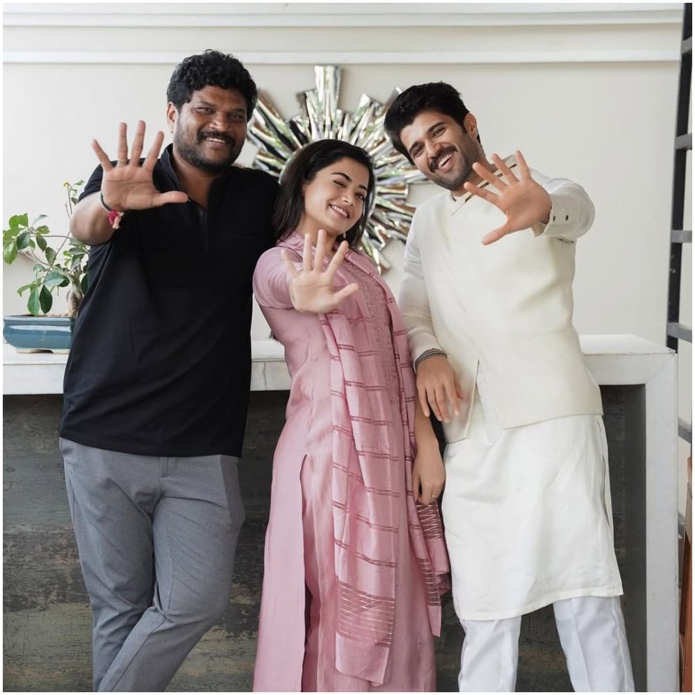 ಈ ಮೊದಲು ‘ಗೀತ ಗೋಂವಿಂದಂ’ ಚಿತ್ರಕ್ಕೆ ಐದು ವರ್ಷ ಆದಾಗ ವಿಜಯ್ ದೇವರಕೊಂಡ, ರಶ್ಮಿಕಾ ಮಂದಣ್ಣ ಹಾಗೂ ಚಿತ್ರದ ನಿರ್ದೇಶಕ ಪರಶುರಾಮ್ ಪೆಟ್ಲಾ ಫೋಟೋಗೆ ಪೋಸ್ ಕೊಟ್ಟಿದ್ದರು. ಅದು ವಿಜಯ್ ದೇವರಕೊಂಡ ನಿವಾಸ ಆಗಿತ್ತು.