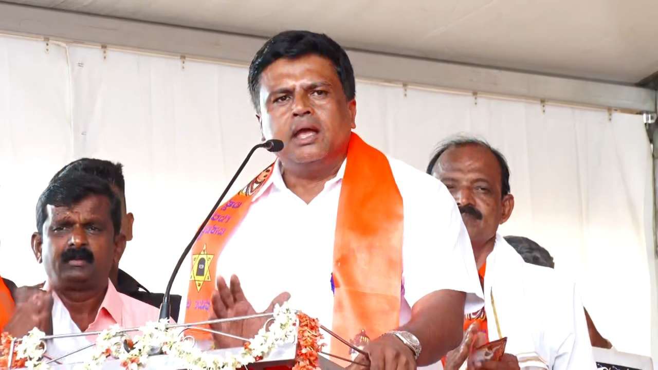 ಒಕ್ಕಲಿಗರ ಕೋಟೆಯಲ್ಲಿ ಲಿಂಗಾಯತ ಸಿಎಂ ಮಾತು: ಡಿಕೆಶಿ ಆಪ್ತನಿಂದಲೇ ಎಂಬಿ ಪಾಟೀಲ್ ಪರ ಬ್ಯಾಟಿಂಗ್ ಒಕ್ಕಲಿಗರ ಕೋಟೆಯಲ್ಲಿ ಲಿಂಗಾಯತ ಸಿಎಂ ಮಾತು: ಡಿಕೆಶಿ ಆಪ್ತನಿಂದಲೇ ಎಂಬಿ ಪಾಟೀಲ್ ಪರ ಬ್ಯಾಟಿಂಗ್