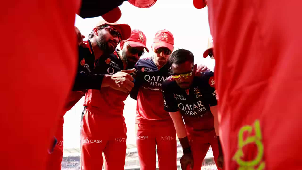 IPL 2025: ಇಂಡಿಯನ್ ಪ್ರೀಮಿಯರ್ ಲೀಗ್ ಸೀಸನ್-18ರ ಉಳಿದ ಪಂದ್ಯಗಳಿ ಇಂದಿನಿಂದ (ಮೇ 17) ಶುರುವಾಗಲಿದೆ. ಇಂದು ನಡೆಯಲಿರುವ ಮೊದಲ ಪಂದ್ಯದಲ್ಲಿ ರಾಯಲ್ ಚಾಲೆಂಜರ್ಸ್ ಬೆಂಗಳೂರು (RCB) ಹಾಗೂ ಕೊಲ್ಕತ್ತಾ ನೈಟ್ ರೈಡರ್ಸ್ (KKR) ತಂಡಗಳು ಮುಖಾಮುಖಿಯಾಗಲಿದೆ. ಈ ಪಂದ್ಯಕ್ಕೂ ಮುನ್ನವೇ ಆರ್ಸಿಬಿ ಅಭಿಮಾನಿಗಳಿಗೆ ಸಿಹಿ ಸುದ್ದಿಯೊಂದು ಸಿಕ್ಕಿದೆ. ಅದು ಕೂಡ ವೆಸ್ಟ್ ಇಂಡೀಸ್ ಕ್ರಿಕೆಟ್ ಮಂಡಳಿ ಕಡೆಯಿಂದ ಎಂಬುದು ವಿಶೇಷ.