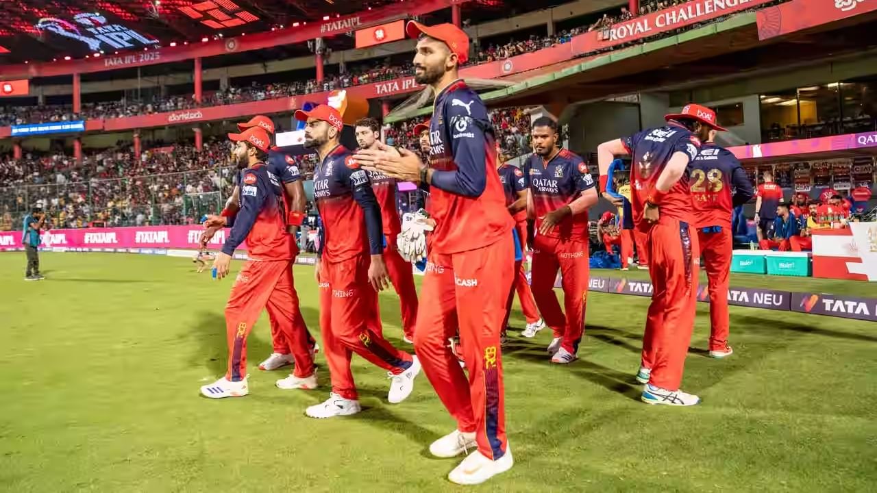 ಇನ್ನು ಈ ಪಂದ್ಯದಲ್ಲಿ ರಾಯಲ್ ಚಾಲೆಂಜರ್ಸ್ ಬೆಂಗಳೂರು ತಂಡ ಗೆದ್ದರೆ 18 ಅಂಕಗಳೊಂದಿಗೆ ಅಂಕ ಪಟ್ಟಿಯಲ್ಲಿ ಮೊದಲ ಸ್ಥಾನಕ್ಕೇರಲಿದೆ. ಅಲ್ಲದೆ ಆರ್ಸಿಬಿ ಪಡೆ ಪ್ಲೇಆಫ್ ಆಡುವುದು ಬಹುತೇಕ ಖಚಿತವಾಗಲಿದೆ. ಅಷ್ಟೇ ಅಲ್ಲದೆ ಅಂಕ ಪಟ್ಟಿಯಲ್ಲಿ ಮೊದಲೆರಡು ಸ್ಥಾನಗಳಲ್ಲಿ ಕಾಣಿಸಿಕೊಳ್ಳಬೇಕಿದ್ದರೆ ಆರ್ಸಿಬಿ ತಂಡವು ಇಂದು ಗೆಲುವು ದಾಖಲಿಸಲೇಬೇಕು.
