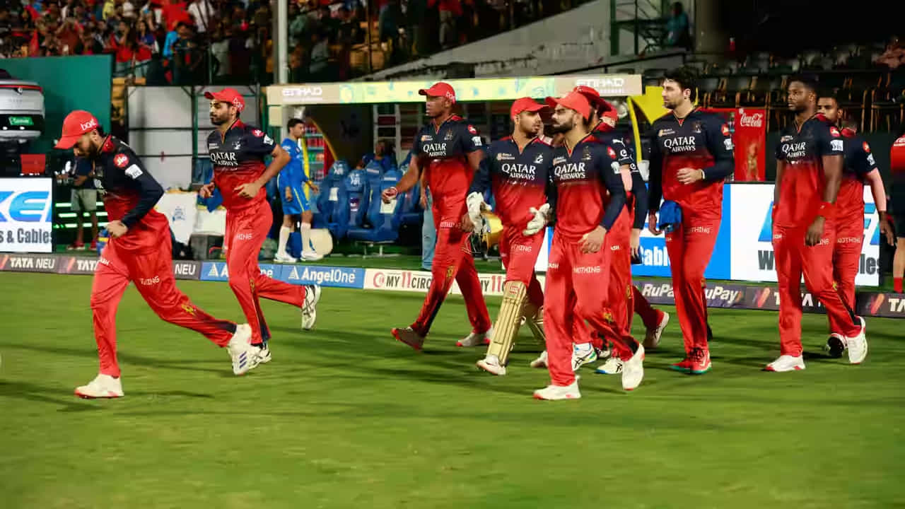 IPL 2025: ಇಂಡಿಯನ್ ಪ್ರೀಮಿಯರ್ ಲೀಗ್ ಶುರುವಾಗಿ 18 ವರ್ಷಗಳಾಗಿವೆರ. ಈ ಹದಿನೆಂಟು ವರ್ಷಗಳಲ್ಲಿ ರಾಯಲ್ ಚಾಲೆಂಜರ್ಸ್ ಬೆಂಗಳೂರು (RCB) ಎಲ್ಲಾ ಸೀಸನ್ ಆಡಿದ್ದರೆ, ಚೆನ್ನೈ ಸೂಪರ್ ಕಿಂಗ್ಸ್ (CSK) 16 ಸೀಸನ್ಗಳನ್ನು ಮಾತ್ರ ಆಡಿದೆ. ಅಂದರೆ 2016 ಮತ್ತು 2017 ರಲ್ಲಿ ಸಿಎಸ್ಕೆ ಬ್ಯಾನ್ ಆಗಿತ್ತು.
