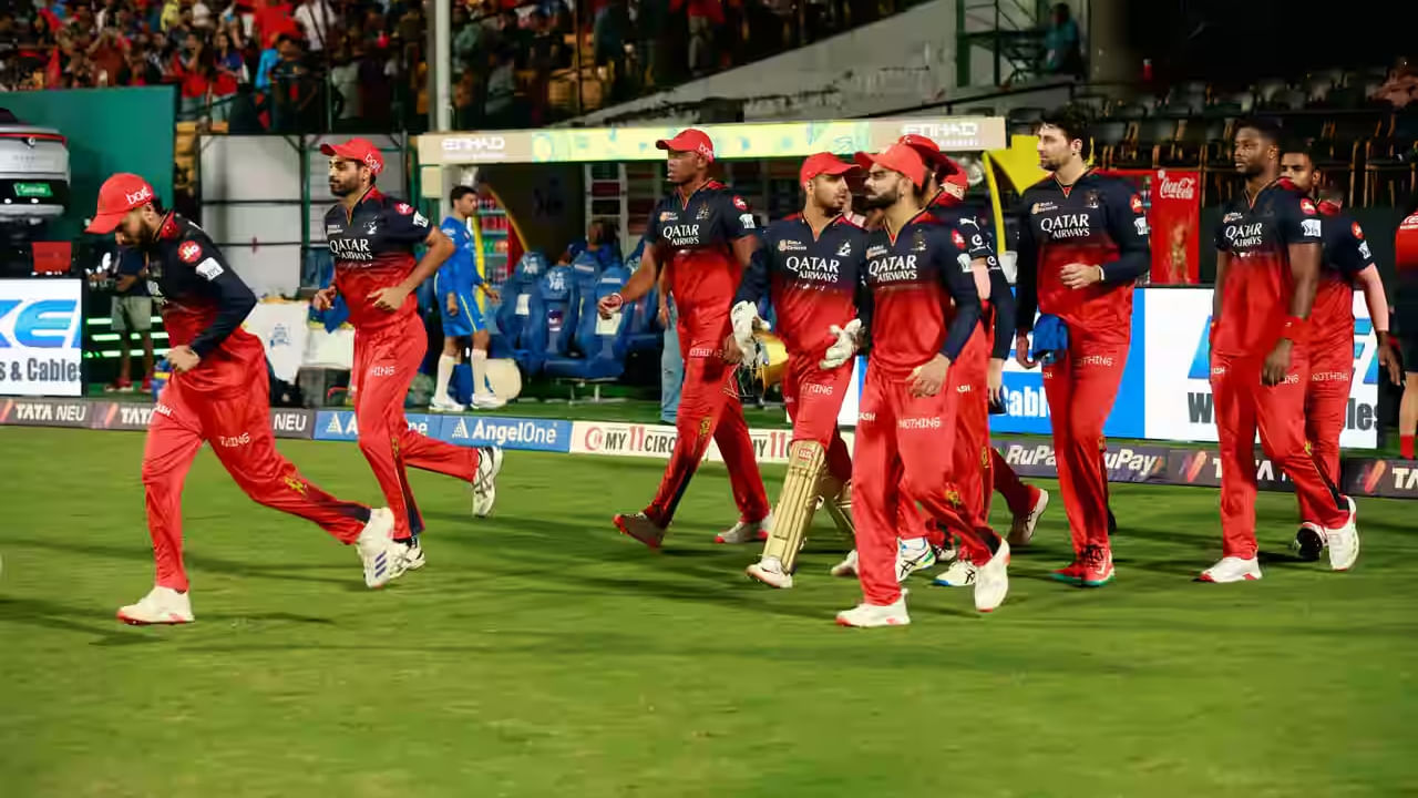 IPL 2025: ಇಂಡಿಯನ್ ಪ್ರೀಮಿಯರ್ ಲೀಗ್ ಶುರುವಾಗಿ 18 ವರ್ಷಗಳಾಗಿವೆರ. ಈ ಹದಿನೆಂಟು ವರ್ಷಗಳಲ್ಲಿ ರಾಯಲ್ ಚಾಲೆಂಜರ್ಸ್ ಬೆಂಗಳೂರು (RCB) ಎಲ್ಲಾ ಸೀಸನ್ ಆಡಿದ್ದರೆ, ಚೆನ್ನೈ ಸೂಪರ್ ಕಿಂಗ್ಸ್ (CSK) 16 ಸೀಸನ್ಗಳನ್ನು ಮಾತ್ರ ಆಡಿದೆ. ಅಂದರೆ 2016 ಮತ್ತು 2017 ರಲ್ಲಿ ಸಿಎಸ್ಕೆ ಬ್ಯಾನ್ ಆಗಿತ್ತು.