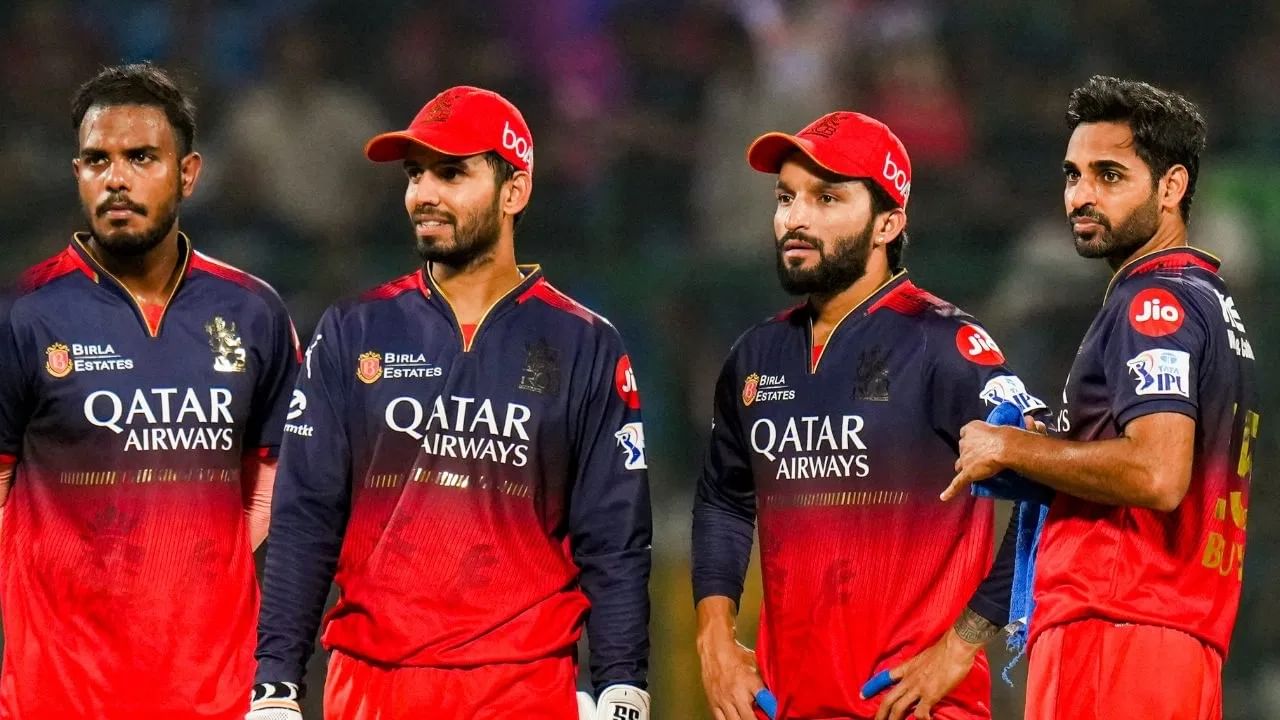 IPL 2025: ಇಂಡಿಯನ್ ಪ್ರೀಮಿಯರ್ ಲೀಗ್ನ 59ನೇ ಪಂದ್ಯದಲ್ಲಿ ರಾಯಲ್ ಚಾಲೆಂಜರ್ಸ್ ಬೆಂಗಳೂರು (RCB) ಹಾಗೂ ಲಕ್ನೋ ಸೂಪರ್ ಜೈಂಟ್ಸ್ (LSG) ತಂಡಗಳು ಮುಖಾಮುಖಿಯಾಗಲಿದೆ. ಲಕ್ನೋ ಏಕಾನ ಸ್ಟೇಡಿಯಂನಲ್ಲಿ ನಿಗದಿಯಾಗಿರುವ ಈ ಪಂದ್ಯದಲ್ಲಿ ಆರ್ಸಿಬಿ ತಂಡದ ನಾಯಕ ರಜತ್ ಪಾಟಿದಾರ್ ಅಲಭ್ಯರಾಗುವುದು ಬಹುತೇಕ ಖಚಿತವಾಗಿದೆ.