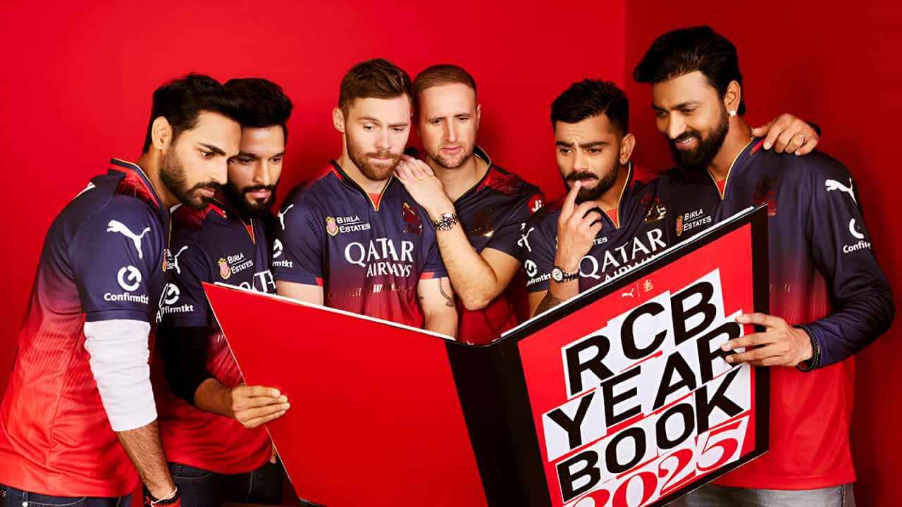 IPL 2025: ಇಂಡಿಯನ್ ಪ್ರೀಮಿಯರ್ ಲೀಗ್ ಸೀಸನ್-18ರ ಉಳಿದ ಪಂದ್ಯಗಳಿಗಾಗಿ ರಾಯಲ್ ಚಾಲೆಂಜರ್ಸ್ ಬೆಂಗಳೂರು (RCB) ತಂಡದ 7 ವಿದೇಶಿ ಆಟಗಾರರು ಆಗಮಿಸಿದ್ದಾರೆ. ಅಲ್ಲದೆ ಈ ಎಲ್ಲಾ ಆಟಗಾರರು ಈಗಾಗಲೇ ಅಭ್ಯಾಸವನ್ನು ಸಹ ಆರಂಭಿಸಿದ್ದಾರೆ. ಇವರಲ್ಲಿ ನಾಲ್ವರು ಕೊಲ್ಕತ್ತಾ ನೈಟ್ ರೈಡರ್ಸ್ ವಿರುದ್ಧದ ಪಂದ್ಯದಲ್ಲಿ ಕಣಕ್ಕಿಳಿಯುವುದು ಖಚಿತ. ಹಾಗಿದ್ರೆ ಆರ್ಸಿಬಿ ತಂಡವನ್ನು ಕೂಡಿಕೊಂಡಿರುವ 7 ವಿದೇಶಿ ಆಟಗಾರರು ಯಾರೆಲ್ಲಾ ಎಂದು ನೋಡೋಣ...