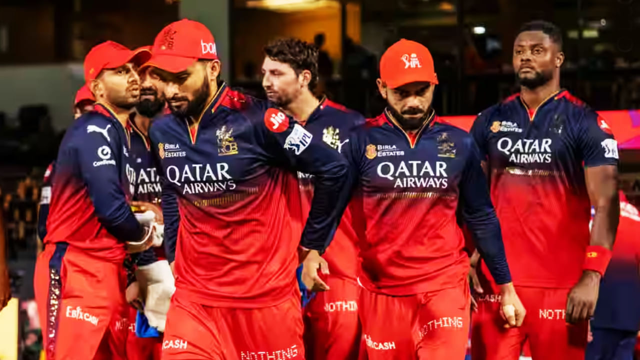 IPL 2025: ಇಂಡಿಯನ್ ಪ್ರೀಮಿಯರ್ ಲೀಗ್ ಸೀಸನ್-18ರ ಕೊನೆಯ 17 ಪಂದ್ಯಗಳಿಗೆ ಶನಿವಾರ ಚಾಲನೆ ಸಿಗಲಿದೆ. ಬೆಂಗಳೂರಿನ ಚಿನ್ನಸ್ವಾಮಿ ಸ್ಟೇಡಿಯಂನಲ್ಲಿ ನಡೆಯಲಿರುವ 58ನೇ ಪಂದ್ಯದಲ್ಲಿ ರಾಯಲ್ ಚಾಲೆಂಜರ್ಸ್ ಬೆಂಗಳೂರು (RCB) ತಂಡ ಕೊಲ್ಕತ್ತಾ ನೈಟ್ ರೈಡರ್ಸ್ (KKR) ತಂಡವನ್ನು ಎದುರಿಸಲಿದೆ.