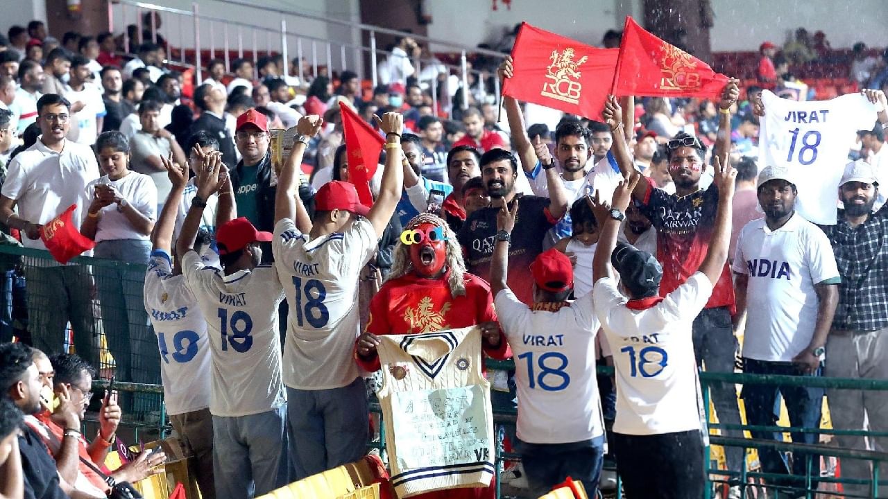 ರಾಯಲ್ ಚಾಲೆಂಜರ್ಸ್ ಬೆಂಗಳೂರು (RCB) ತಂಡದ ಕೆಂಪು ಕೋಟೆ ಶನಿವಾರ ಸಂಪೂರ್ಣ ಶ್ವೇತಮಯವಾಗಿತ್ತು. ಹೀಗೆ ಚಿನ್ನಸ್ವಾಮಿ ಸ್ಟೇಡಿಯಂ ಅನ್ನು ಶ್ವೇತಮಯವಾಗಿಸಿದ್ದು ವಿರಾಟ್ ಕೊಹ್ಲಿಯ (Virat Kohli) ಅಭಿಮಾನಿಗಳು. ತಮ್ಮ ನೆಚ್ಚಿನ ಆಟಗಾರನಿಗೆ ಟೆಸ್ಟ್ ಕ್ರಿಕೆಟ್ನಲ್ಲಿ ಗೌರವಯುತ ವಿದಾಯ ಸಿಕ್ಕಿಲ್ಲ ಎಂಬ ಕಾರಣಕ್ಕೆ, ಅಭಿಮಾನಿಗಳು ವೈಟ್ ಜೆರ್ಸಿ ಧರಿಸಿ ಆಗಮಿಸಿದ್ದರು.