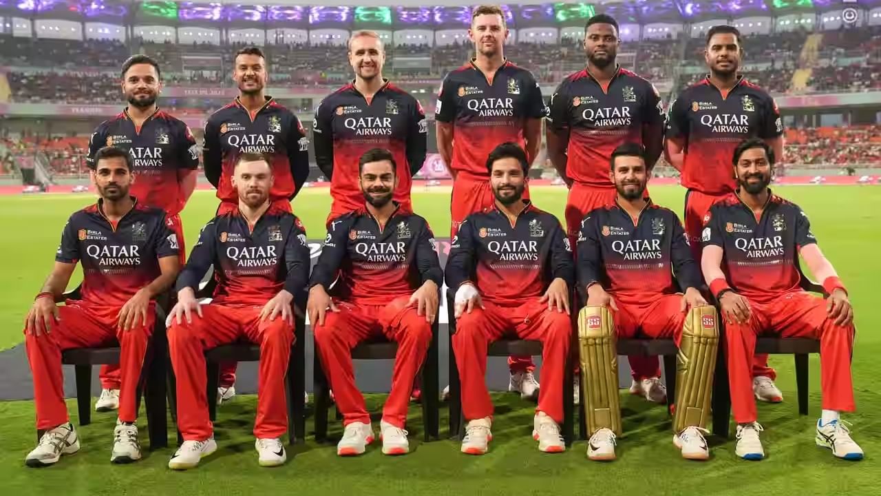 IPL 2025: ಇಂಡಿಯನ್ ಪ್ರೀಮಿಯರ್ ಲೀಗ್​ನ ಮೊದಲ ಕ್ವಾಲಿಫೈಯರ್ ಪಂದ್ಯದಲ್ಲಿ ರಾಯಲ್ ಚಾಲೆಂಜರ್ಸ್ ಬೆಂಗಳೂರು (RCB) ಜಯಭೇರಿ ಬಾರಿಸಿದೆ. ಅದು ಕೂಡ ಪಂಜಾಬ್ ಕಿಂಗ್ಸ್ (PBKS) ತಂಡವನ್ನು ಹೀನಾಯವಾಗಿ ಸೋಲಿಸುವ ಮೂಲಕ. ಮುಲ್ಲನ್​ಪುರ್​ನ ಪಿಸಿಎ ಸ್ಟೇಡಿಯಂನಲ್ಲಿ ನಡೆದ ಈ ಪಂದ್ಯದಲ್ಲಿ ಟಾಸ್ ಗೆದ್ದ ಆರ್​ಸಿಬಿ ತಂಡದ ನಾಯಕ ರಜತ್ ಪಾಟಿದಾರ್ ಬೌಲಿಂಗ್ ಆಯ್ದುಕೊಂಡಿದ್ದರು.