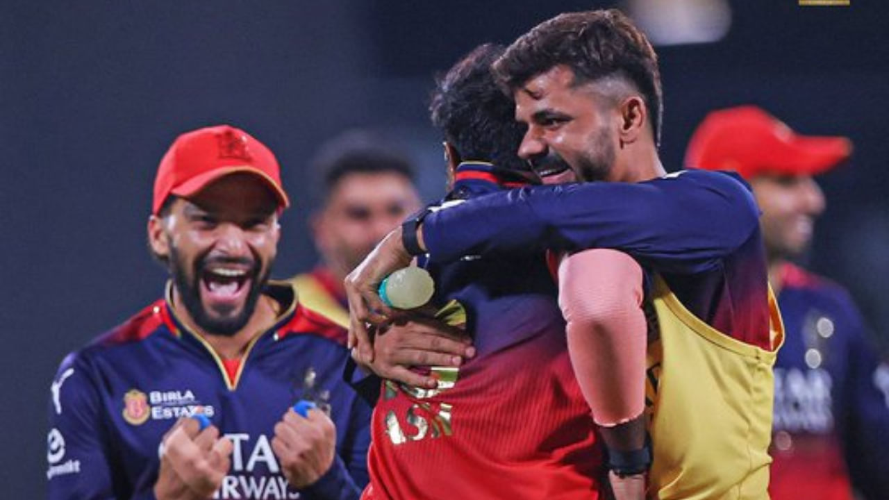 RCB vs CSK Highlights, IPL 2025: ರಣರೋಚಕ ಪಂದ್ಯದಲ್ಲಿ ಗೆದ್ದು ಬೀಗಿದ ಆರ್ಸಿಬಿ RCB vs CSK Highlights, IPL 2025: ರಣರೋಚಕ ಪಂದ್ಯದಲ್ಲಿ ಗೆದ್ದು ಬೀಗಿದ ಆರ್ಸಿಬಿ