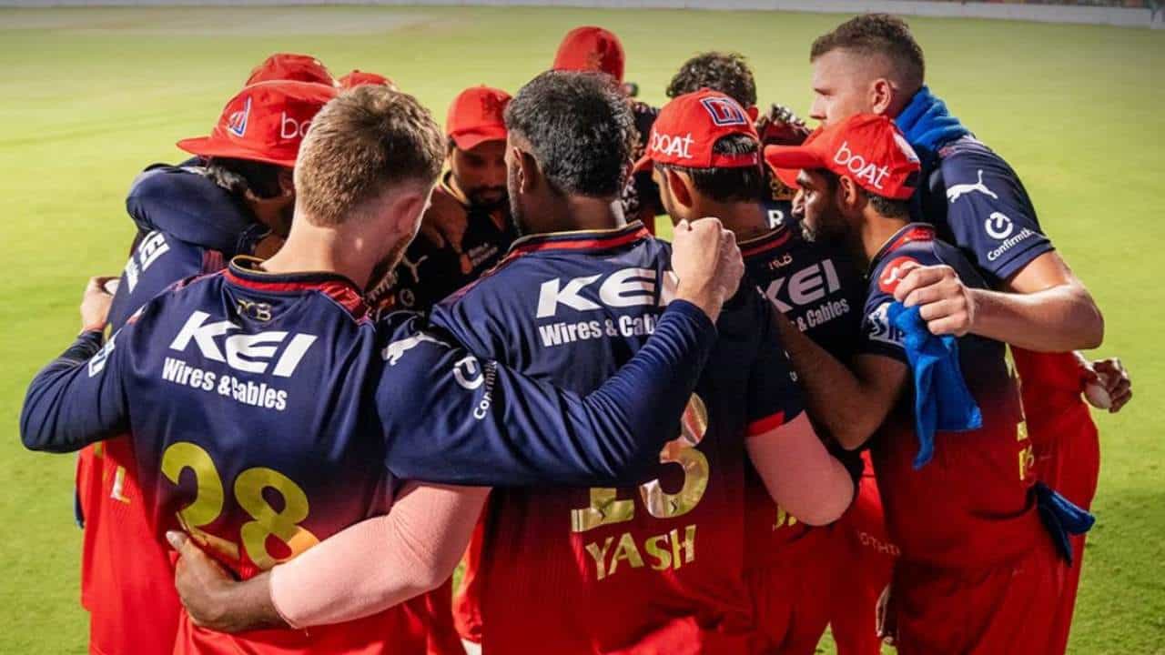 RCB vs SRH: ಆರ್ಸಿಬಿಗೆ ಡಬಲ್ ಖುಷ್: ಈ ಆಟಗಾರ ಕೂಡ ಫಿಟ್, ಇಂದು ಕಣಕ್ಕೆ RCB vs SRH: ಆರ್ಸಿಬಿಗೆ ಡಬಲ್ ಖುಷ್: ಈ ಆಟಗಾರ ಕೂಡ ಫಿಟ್, ಇಂದು ಕಣಕ್ಕೆ