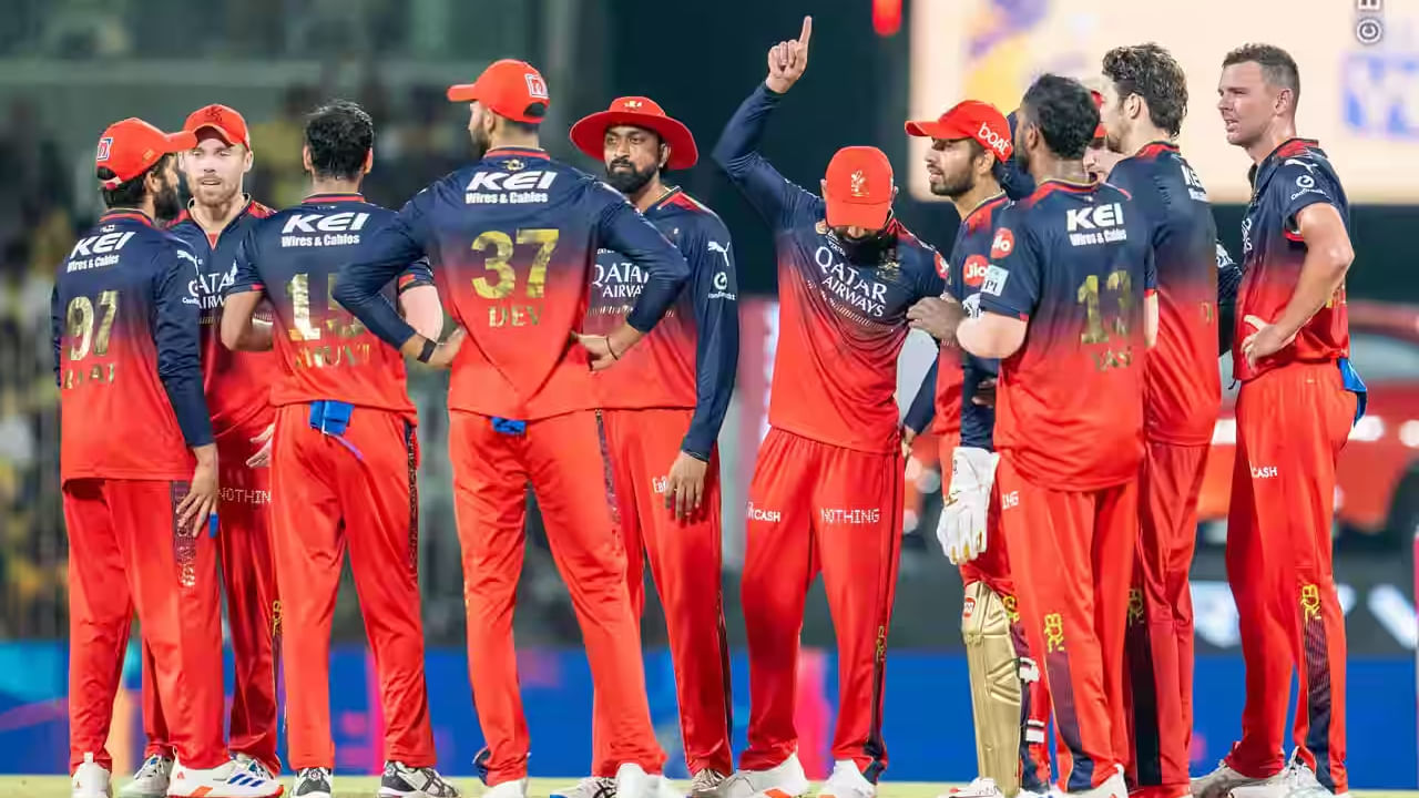 ಇನ್ನು ಮೇ 18 ರಂದು ನಡೆಯಲಿರುವ ಪಂದ್ಯಗಳಲ್ಲಿ ಪಂಜಾಬ್ ಕಿಂಗ್ಸ್ ಹಾಗೂ ಡೆಲ್ಲಿ ಕ್ಯಾಪಿಟಲ್ಸ್ ತಂಡಗಳು ಜಯ ಸಾಧಿಸಿದರೆ, ಆರ್ಸಿಬಿ ತಂಡವು ಪ್ಲೇಆಫ್ಗೇರಲು ಸನ್ರೈಸರ್ಸ್ ಹೈದರಾಬಾದ್ ಅಥವಾ ಲಕ್ನೋ ಸೂಪರ್ ಜೈಂಟ್ಸ್ ವಿರುದ್ಧ ಗೆಲ್ಲುವುದು ಅನಿವಾರ್ಯ. ಒಂದು ವೇಳೆ ಈ ಎರಡು ಪಂದ್ಯಗಳಲ್ಲಿ ಆರ್ಸಿಬಿ ತಂಡ ಸೋತರೆ ಪ್ಲೇಆಫ್ ರೇಸ್ನಿಂದ ಹೊರಬೀಳುವ ಸಾಧ್ಯತೆ ಹೆಚ್ಚಿದೆ.