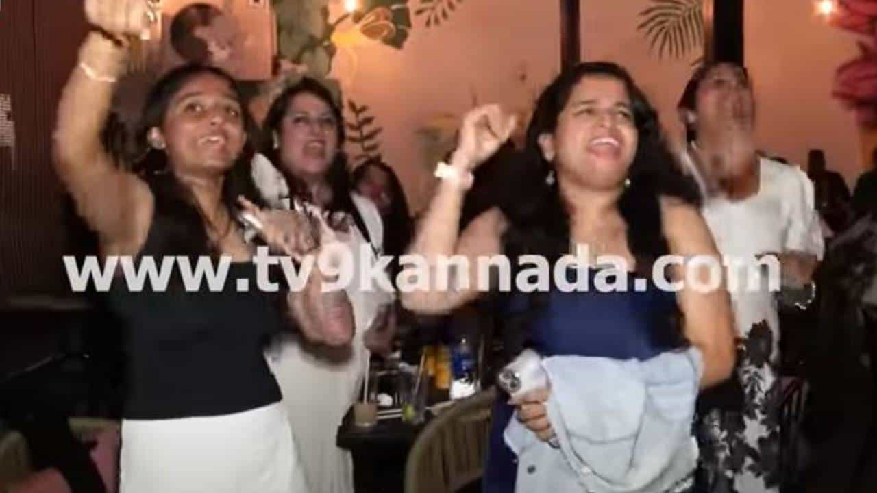 ಮೈಸೂರಲ್ಲೂ ಆರ್​ಸಿಬಿ ತಂಡ ಅಭಿಮಾನಿಗಳ ಹರ್ಷೋದ್ಗಾರ, ತಿಂಡಿ ತಿನ್ನುತ್ತ ಕುಣಿದ ಯುವತಿಯರು