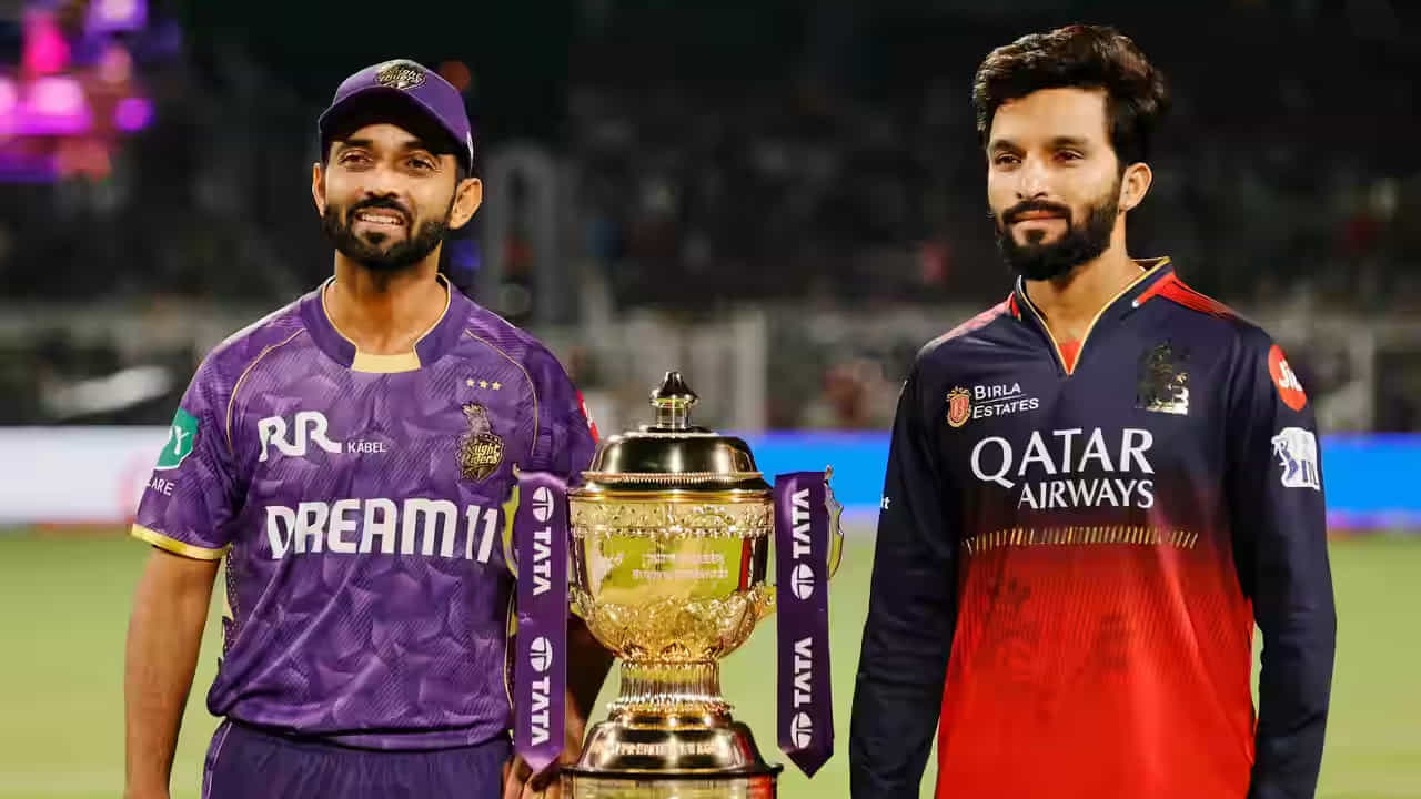 IPL 2025: ಇಂಡಿಯನ್ ಪ್ರೀಮಿಯರ್ ಲೀಗ್ ಸೀಸನ್-18 ರ ಪುನರಾರಂಭಕ್ಕೆ ದಿನಾಂಕ ನಿಗದಿಯಾಗಿದೆ. ಹೊಸ ವೇಳಾಪಟ್ಟಿಯಂತೆ ಮೇ 17 ರಿಂದ ಐಪಿಎಲ್ಗೆ ಮತ್ತೆ ಚಾಲನೆ ದೊರೆಯಲಿದೆ. ಶನಿವಾರ ನಡೆಯಲಿರುವ ಮೊದಲ ಪಂದ್ಯದಲ್ಲಿ ರಾಯಲ್ ಚಾಲೆಂಜರ್ಸ್ ಬೆಂಗಳೂರು (RCB) ಹಾಗೂ ಕೊಲ್ಕತ್ತಾ ನೈಟ್ ರೈಡರ್ಸ್ (KKR) ತಂಡಗಳು ಮುಖಾಮುಖಿಯಾಗಲಿದೆ.