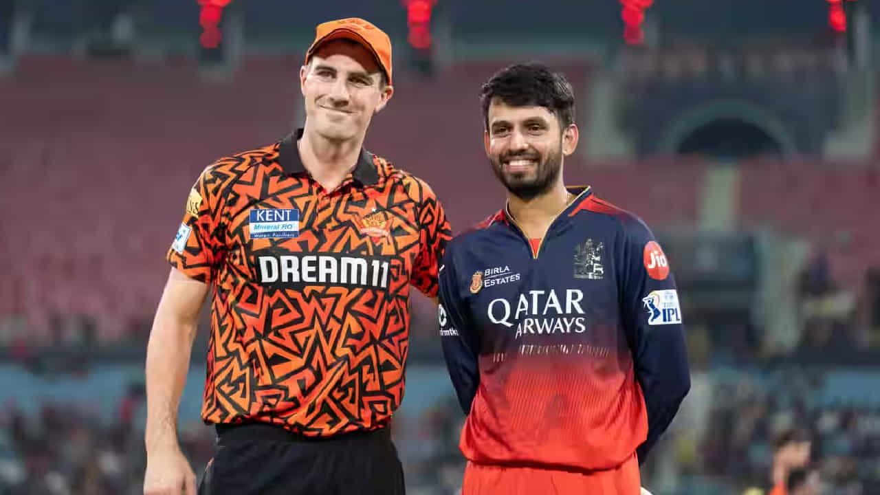 ರಾಯಲ್ ಚಾಲೆಂಜರ್ಸ್ ಬೆಂಗಳೂರು (RCB) ತಂಡವನ್ನು ಈವರೆಗೆ 9 ಕ್ಯಾಪ್ಟನ್ಗಳು ಮುನ್ನಡೆಸಿದ್ದಾರೆ. ಸನ್ರೈಸರ್ಸ್ ಹೈದರಾಬಾದ್ ವಿರುದ್ಧದ ಪಂದ್ಯದಲ್ಲಿ ಆರ್ಸಿಬಿ ತಂಡವನ್ನು ಮುನ್ನಡೆಸುವ ಮೂಲಕ ಜಿತೇಶ್ ಆರ್ಸಿಬಿ ತಂಡದ 9ನೇ ನಾಯಕನಾಗಿ ಹೊರಹೊಮ್ಮಿದ್ದಾರೆ. ಇದರೊಂದಿಗೆ ವಿಶೇಷ ದಾಖಲೆಯನ್ನು ಸಹ ಬರೆದಿದ್ದಾರೆ.