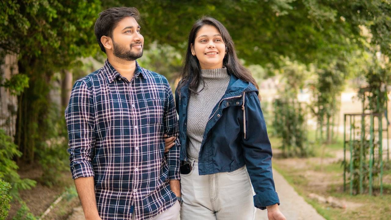 ನಂಬಿಕೆ: ಸಂಬಂಧಗಳ ಅಡಿಪಾಯವೇ ನಂಬಿಕೆ. ಹೀಗಿರುವಾಗ ಸಂಗಾತಿಗಳ ನಡುವೆ ಪರಸ್ಪರ ನಂಬಿಕೆ ಇಲ್ಲದೆ ಹೋದರೆ ಆ ಸಂಬಂಧ ಎನ್ನುವಂತಹದ್ದು ಶಾಶ್ವತವಾಗಿ ಇರಲು ಸಾಧ್ಯವಿಲ್ಲ. ಹಾಗಾಗಿ ಒಂದು ಬಂಧ ಬಿಗಿಯಾಗಬೇಕೆಂದರೆ ಅಲ್ಲಿ ನಂಬಿಕೆ ಅನ್ನೋದು ತುಂಬಾನೇ ಮುಖ್ಯ. 