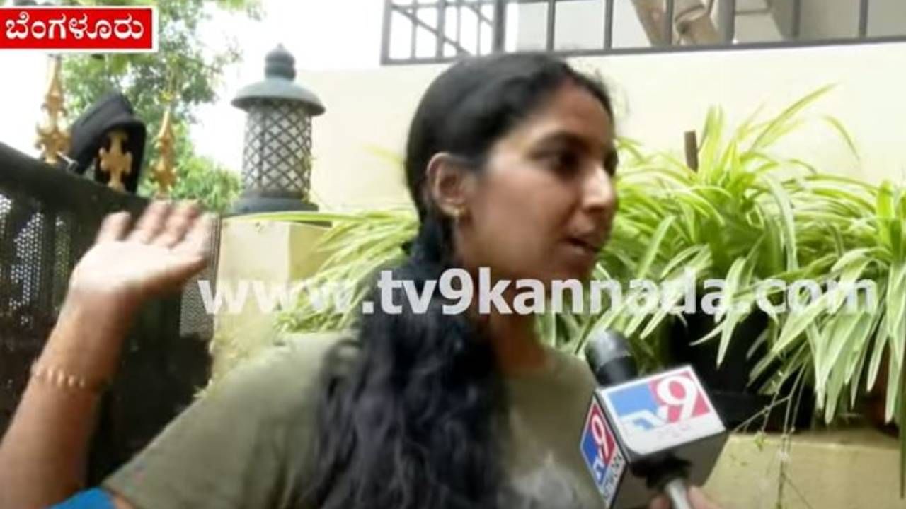 ಹೆಚ್​ಬಿಅರ್ ಲೇಔಟ್​ನಲ್ಲಿ ಮಳೆಯಿಂದಾಗಿ ರಾಜಾ ಕಾಲುವೆಯ ಕೊಳಚೆ ನೀರು ಮನೆಗಳಿಗೆ ನುಗ್ಗಿ ಅಸಹನೀಯ ಸನ್ನಿವೇಶ