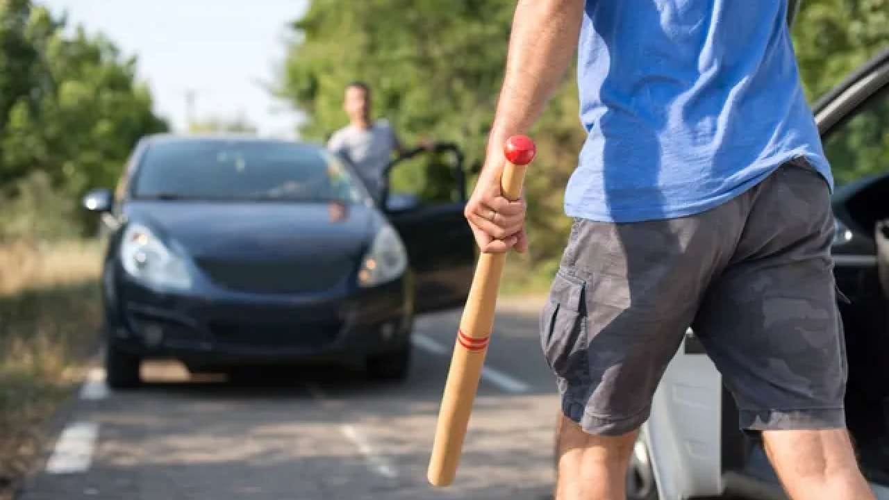 ಬೆಂಗಳೂರಿನಲ್ಲಿ ನಿಲ್ಲದ ರೋಡ್ರೇಜ್: ಕಬ್ಬನ್ ಪಾರ್ಕ್ ವಾಕರ್ಸ್ ಅಸೋಸಿಯೇಷನ್ ಅಧ್ಯಕ್ಷನ ಮೇಲೆ ಹಲ್ಲೆ ಬೆಂಗಳೂರಿನಲ್ಲಿ ನಿಲ್ಲದ ರೋಡ್ರೇಜ್: ಕಬ್ಬನ್ ಪಾರ್ಕ್ ವಾಕರ್ಸ್ ಅಸೋಸಿಯೇಷನ್ ಅಧ್ಯಕ್ಷನ ಮೇಲೆ ಹಲ್ಲೆ