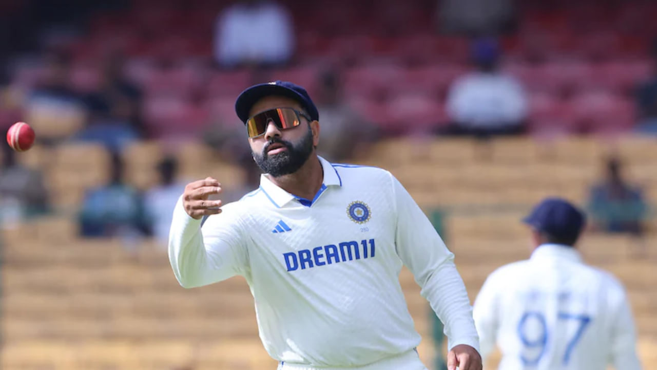 ವಾಸ್ತವವಾಗಿ ರೋಹಿತ್ ಬಹಳ ಸಮಯದಿಂದ ಕ್ರಿಕೆಟ್ನ ದೀರ್ಘ ಸ್ವರೂಪದಲ್ಲಿ ರನ್ಗಳಿಸಲು ಕಷ್ಟಪಡುತ್ತಿದ್ದರು. ಇದರ ಜೊತೆಗೆ, ರೋಹಿತ್ ನಾಯಕತ್ವದಲ್ಲಿ, ಟೀಂ ಇಂಡಿಯಾ ನ್ಯೂಜಿಲೆಂಡ್ ವಿರುದ್ಧ ತವರಿನಲ್ಲೇ ವೈಟ್ ವಾಶ್ ಅನುಭವಿಸಿತ್ತು. ಆ ನಂತರ ಆಸ್ಟ್ರೇಲಿಯಾದ ನೆಲದಲ್ಲಿ ಮುಜುಗರವನ್ನು ಎದುರಿಸಬೇಕಾಯಿತು.