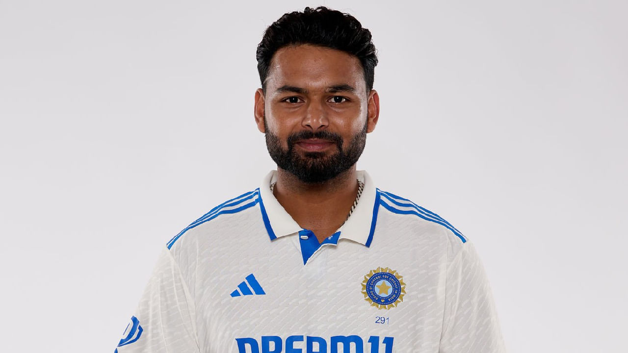 ಇನ್ನು ಉಪನಾಯಕನಾಗಿ ಜಸ್ಪ್ರೀತ್ ಬುಮ್ರಾ ಅವರ ಹೆಸರು ಮುಂಚೂಣಿಯಲ್ಲಿದ್ದರೂ, ಇದೀಗ ರಿಷಭ್ ಪಂತ್ ಹೆಸರು ಕೂಡ ಮುನ್ನಲೆಗೆ ಬಂದಿದೆ. ಹೀಗಾಗಿ ವೈಸ್ ಕ್ಯಾಪ್ಟನ್ ಪಟ್ಟ ಪಂತ್ ಪಾಲಾಗುವ ಸಾಧ್ಯತೆ ಹೆಚ್ಚಿದೆ ಎಂದು ವರದಿಯಾಗಿದೆ. ಅದರಂತೆ ಇಂಗ್ಲೆಂಡ್ ವಿರುದ್ಧದ ಸರಣಿಯಲ್ಲಿ ಶುಭ್ಮನ್ ಗಿಲ್ ಹಾಗೂ ರಿಷಭ್ ಪಂತ್ ಟೀಮ್ ಇಂಡಿಯಾದ ನಾಯಕ ಹಾಗೂ ಉಪನಾಯಕರಾಗಿ ಕಾಣಿಸಿಕೊಳ್ಳುವ ಸಾಧ್ಯತೆ ಹೆಚ್ಚಿದೆ.