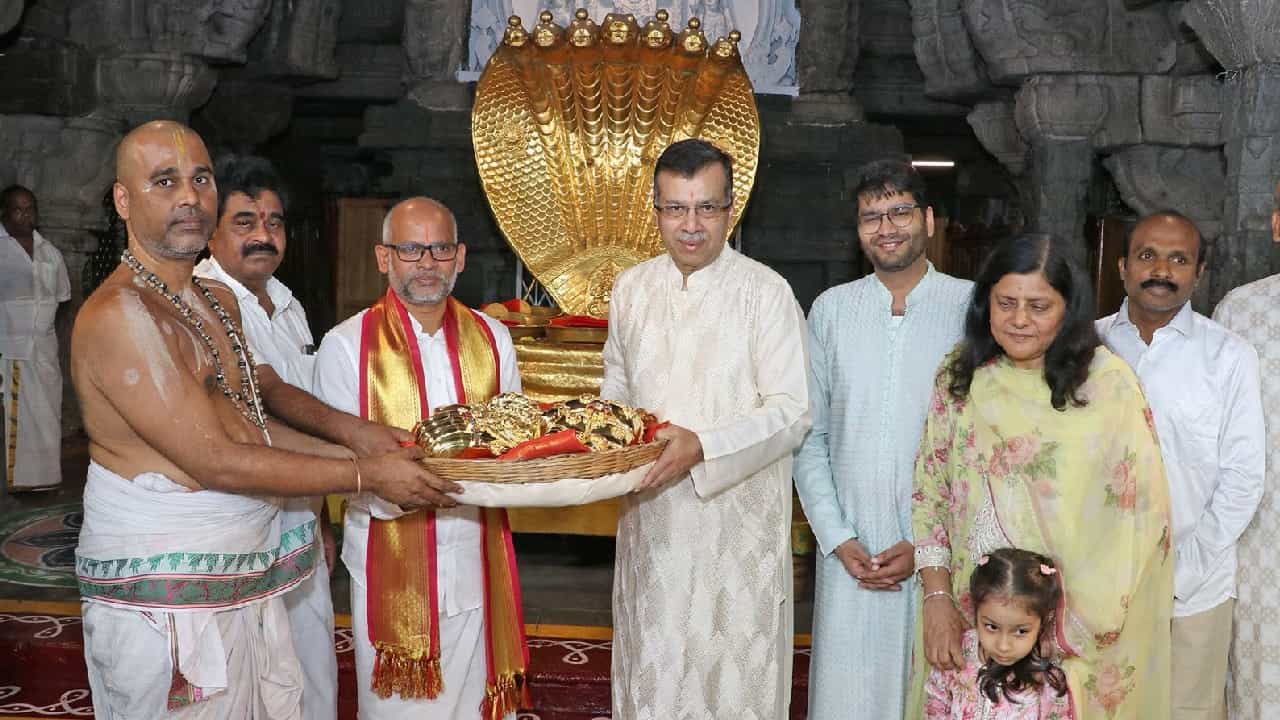 ತಿರುಪತಿಗೆ 3.63 ಕೋಟಿ ಮೌಲ್ಯದ ಚಿನ್ನದ ಆಭರಣ ನೀಡಿದ ಲಕ್ನೋ ಐಪಿಎಲ್ ಟೀಂ ಮಾಲೀಕ ಸಂಜೀವ್ ಗೋಯೆಂಕಾ ತಿರುಪತಿಗೆ 3.63 ಕೋಟಿ ಮೌಲ್ಯದ ಚಿನ್ನದ ಆಭರಣ ನೀಡಿದ ಲಕ್ನೋ ಐಪಿಎಲ್ ಟೀಂ ಮಾಲೀಕ ಸಂಜೀವ್ ಗೋಯೆಂಕಾ