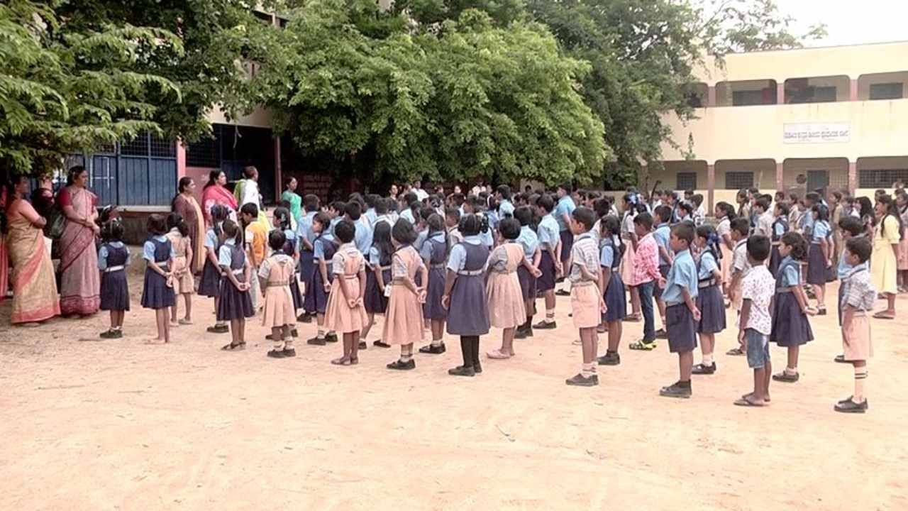 ಕರ್ನಾಟಕದಲ್ಲಿ 2025-26ನೇ ಸಾಲಿನ ಶೈಕ್ಷಣಿಕ ಅವಧಿ ಆರಂಭವಾಗಿದ್ದು, ರಾಜ್ಯದ ಎಲ್ಲಾ ಪ್ರಾಥಮಿಕ, ಪ್ರೌಢಶಾಲೆಗಳು ಇಂದಿನಿಂದ ಆರಂಭಗೊಂಡಿವೆ. ಆ ಮೂಲಕ ಬೇಸಿಗೆ ರಜೆ ಮುಗಿಸಿ ಮಕ್ಕಳು ಶಾಲೆಗಳತ್ತ ಮುಖ ಮಾಡಿದ್ದಾರೆ.

