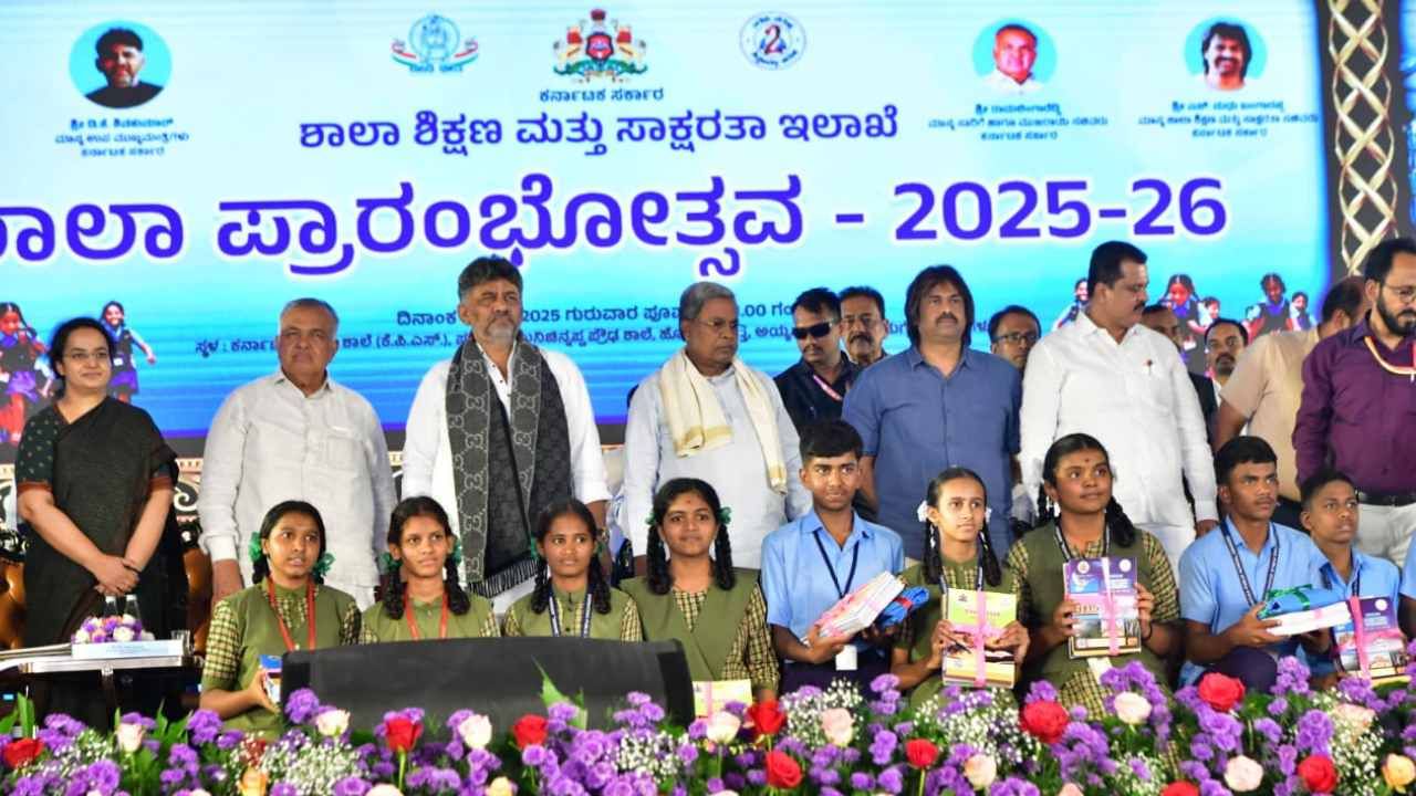 ಈ ವೇಳೆ 625ಕ್ಕೆ 625 ಅಂಕ ಗಳಿಸಿದ ವಿದ್ಯಾರ್ಥಿಗಳಿಗೆ ಸಿಎಂ ಸಿದ್ದರಾಮಯ್ಯ ಸನ್ಮಾನ ಮಾಡಿದರು. ಬಳಿಕ ಶಾಲಾ ಕೊಠಡಿಗಳ ಪರಿಶೀಲನೆ ಕೂಡ ಮಾಡಿದ್ದಾರೆ.
