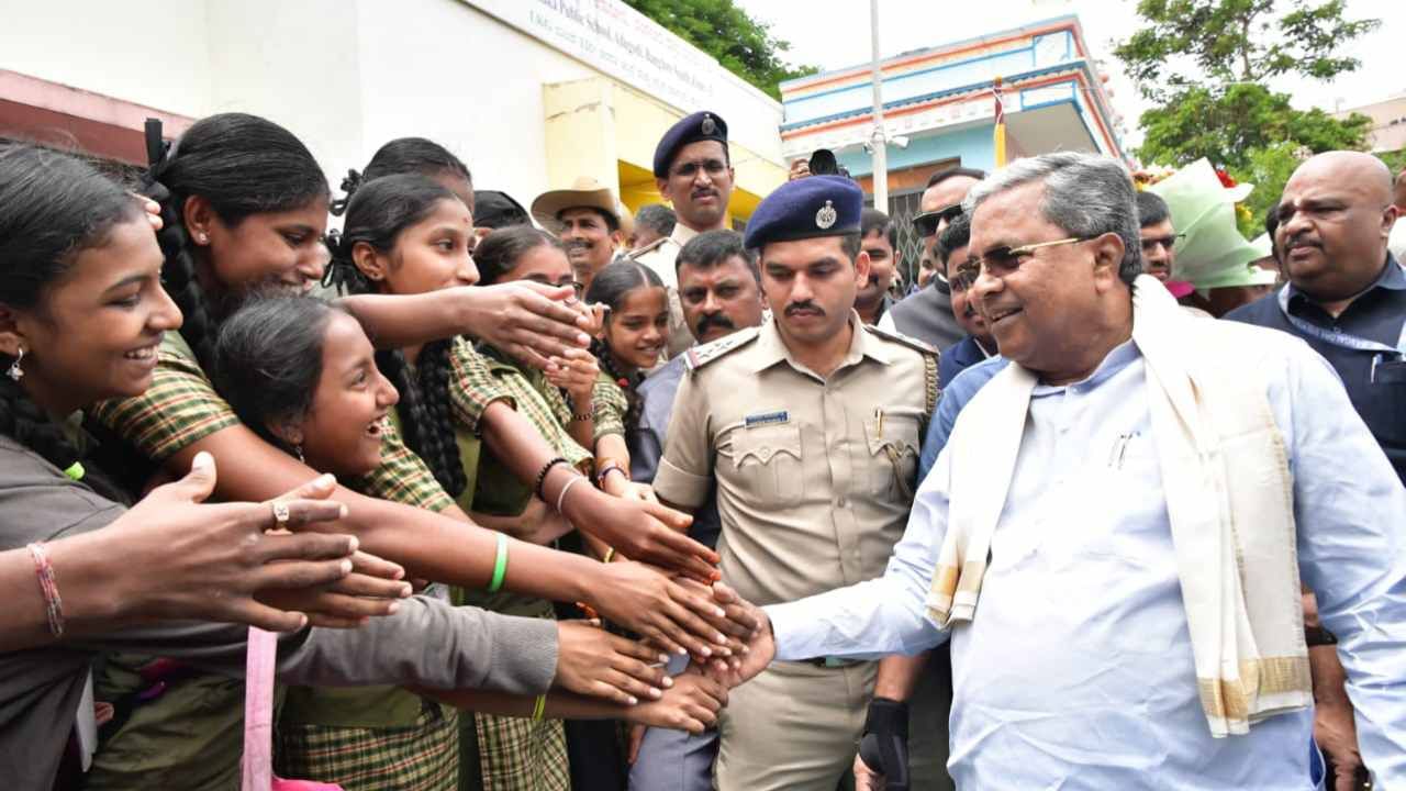 ಈ ಬಗ್ಗೆ ಟ್ವೀಟ್ ಮಾಡಿರುವ ಸಿಎಂ ಸಿದ್ದರಾಮಯ್ಯ, ನೂರಾರು ಕನಸುಗಳನ್ನು ಹೊತ್ತು ಶಾಲೆಗಳತ್ತ ಹೆಜ್ಜೆಹಾಕುತ್ತಿರುವ ನಾಡಿನ ಮಕ್ಕಳಿಗೆ ಶುಭ ಕೋರಿದ್ದಾರೆ.