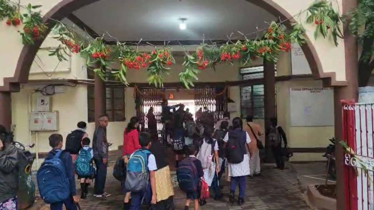 ಶಾಲೆಗಳಲ್ಲಿ ಪ್ರತಿಯೊಂದು ತರಗತಿ ಕೊಠಡಿ, ಹೊರಾಂಗಣ, ಬಿಸಿಯೂಟ ಕೊಠಡಿ, ಆಟದ ಮೈದಾನ, ಕಾಂಪೌಂಡ್ ಸೇರಿದಂತೆ ಇಡೀ ಶಾಲೆಯನ್ನು ಉತ್ತಮ ರೀತಿಯಲ್ಲಿ ಸ್ವಚ್ಛಗೊಳಿ, ತಳಿರು ತೋರಣ, ರಂಗೋಲೆ ಬಿಡಿಸಿ ಸಿದ್ಧತೆ ಮಾಡಿಕೊಳ್ಳಬೇಕು ಎಂದು ಮುಖ್ಯ ಶಿಕ್ಷಕರುಗಳಿಗೆ ಶಿಕ್ಷಣ ಇಲಾಖೆ ಸೂಚಿಸಿತ್ತು.