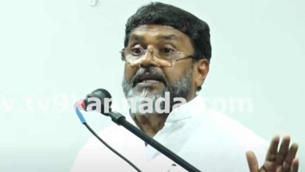 ಸಿದ್ದರಾಮಯ್ಯ ಬೆಳಗ್ಗೆ ಹರಿಪ್ರಸಾದ್ ಮನೆಗೆ ಹೋಗಿದ್ದು ದಕ ಜಿಲ್ಲೆ ಕಾಂಗ್ರೆಸ್ ಪದಾಧಿಕಾರಿಗಳ ಮನವೊಲಿಸಲೇ?