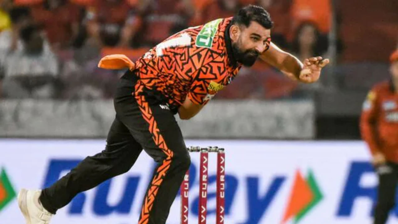 ವಾಸ್ತವವಾಗಿ ಈ ಪಂದ್ಯದಲ್ಲಿ ಶಮಿ ತಂಡದಲ್ಲಿದ್ದರಾದರೂ ಅವರನ್ನು ಇಂಪ್ಯಾಕ್ಟ್ ಪ್ಲೇಯರ್ ಆಗಿ ತಂಡದಲ್ಲಿ ಇರಿಸಲಾಗಿತ್ತು. ಹೈದರಾಬಾದ್ ಮೊದಲು ಬೌಲಿಂಗ್ ಮಾಡುತ್ತಿರುವುದರಿಂದ ಶಮಿ ಆಡುವ ಅವಕಾಶ ಇಲ್ಲದಂತ್ತಾಗಿದೆ. ಮೊಹಮ್ಮದ್ ಶಮಿ ಅವರನ್ನು ತಂಡದಿಂದ ಹೊರಗಿಡಲು ಯಾವುದೇ ಗಾಯದ ಕಾರಣವಲ್ಲ, ಬದಲಿಗೆ ಅವರ ಕಳಪೆ ಪ್ರದರ್ಶನವೇ ಕಾರಣ.