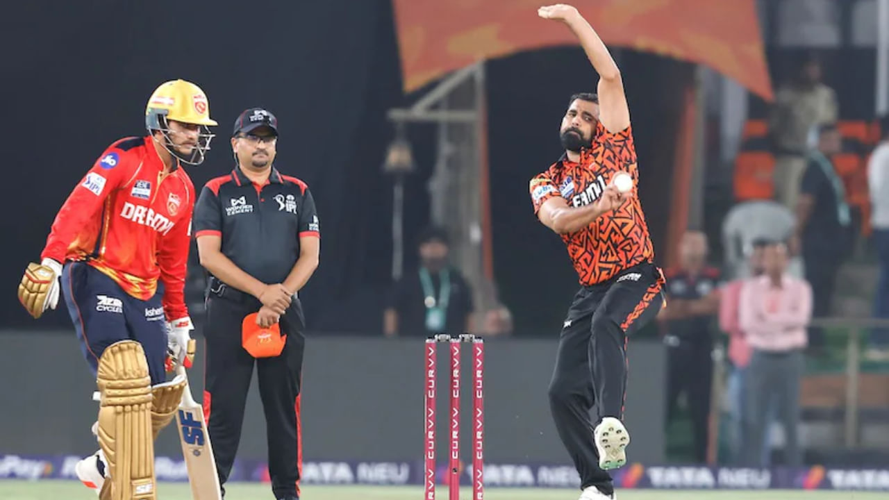 ಐಪಿಎಲ್ 2025 ರಲ್ಲಿ ಮೊಹಮ್ಮದ್ ಶಮಿ ಅವರ ಪ್ರದರ್ಶನ ಅಷ್ಟೇನೂ ಉತ್ತಮವಾಗಿಲ್ಲ. ವಿಶ್ವದ ಅತ್ಯುತ್ತಮ ವೇಗಿಗಳಲ್ಲಿ ಒಬ್ಬರಾದ ಶಮಿ ಈ ಸೀಸನ್‌ನಲ್ಲಿ ಆಡಿರುವ 9 ಪಂದ್ಯಗಳಲ್ಲಿ ಕೇವಲ 6 ವಿಕೆಟ್‌ಗಳನ್ನು ಮಾತ್ರ ಪಡೆದಿದ್ದಾರೆ. ದೊಡ್ಡ ವಿಷಯವೆಂದರೆ ಅವರ ಎಕಾನಮಿ ದರ ಪ್ರತಿ ಓವರ್‌ಗೆ 11.23 ಆಗಿದೆ. ಇದೇ ಕಾರಣಕ್ಕೆ ಶಮಿ ಅವರನ್ನು ಆಡುವ ಹನ್ನೊಂದರ ತಂಡದಿಂದ ಕೈಬಿಡಲಾಗಿದೆ.