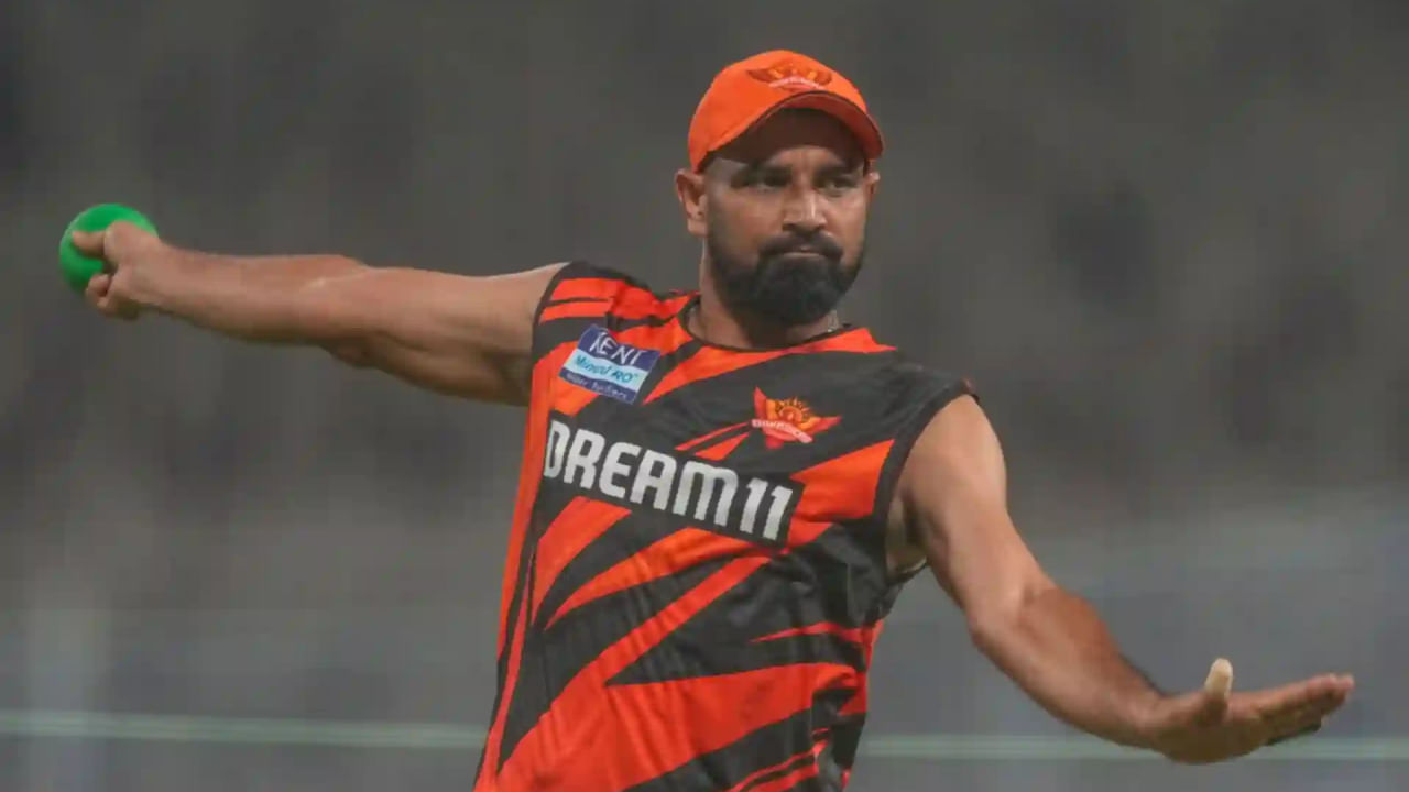 ಇನ್ನೊಂದೆಡೆ ಮೊಹಮ್ಮದ್ ಶಮಿಗೆ ಜೀವ ಬೆದರಿಕೆ ಹಾಕಲಾಗಿದೆ. ಭಾನುವಾರ ರಾತ್ರಿ, ರಜಪೂತ್ ಸಿಂಧರ್ ಎಂಬ ವ್ಯಕ್ತಿ, ಶಮಿ ಅವರಿಗೆ ಇಮೇಲ್ ಕಳುಹಿಸಿ ಕೊಲೆ ಬೆದರಿಕೆ ಹಾಕಿದ್ದಾನೆ. ಈ ಪ್ರಕರಣದ ಬಗ್ಗೆ ಶಮಿ ಸಹೋದರ ಪೊಲೀಸರಿಗೆ ದೂರು ನೀಡಿದ್ದಾರೆ.
