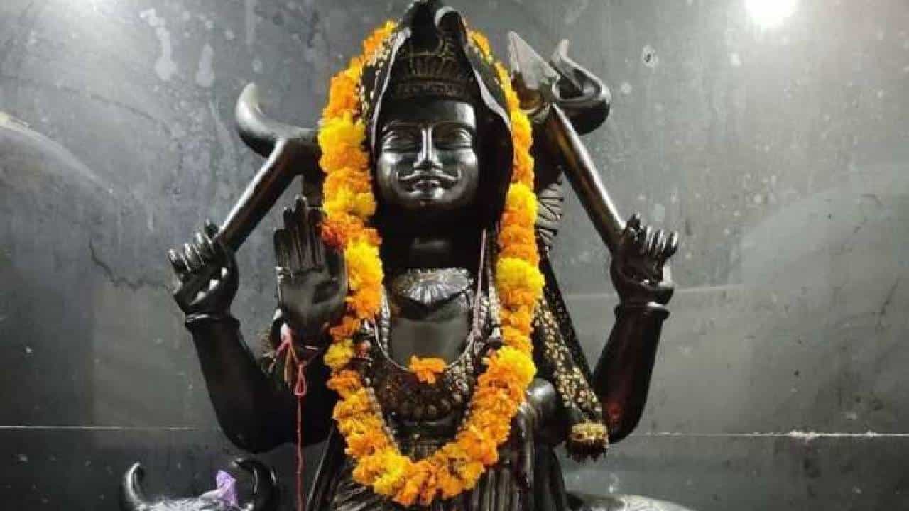 Saturday Puja Tips: ಶನಿ ಸಾಡೇಸಾತಿಯಿಂದ ಮುಕ್ತಿ ಪಡೆಯಲು ಶನಿವಾರ ಈ ಪರಿಹಾರಗಳನ್ನು ಅನುಸರಿಸಿ