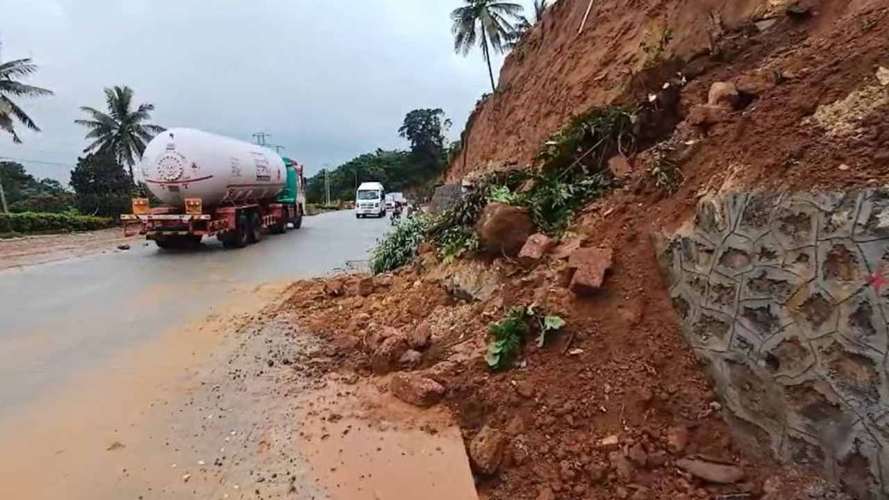 ಮಳೆ ಹೊಡೆತಕ್ಕೆ ಹಾಸನದಲ್ಲಿ ಜನಜೀವನ ಅಸ್ತವ್ಯಸ್ತ: ಮಂಗಳೂರು-ಬೆಂಗಳೂರು ರಸ್ತೆ ಕುಸಿತ