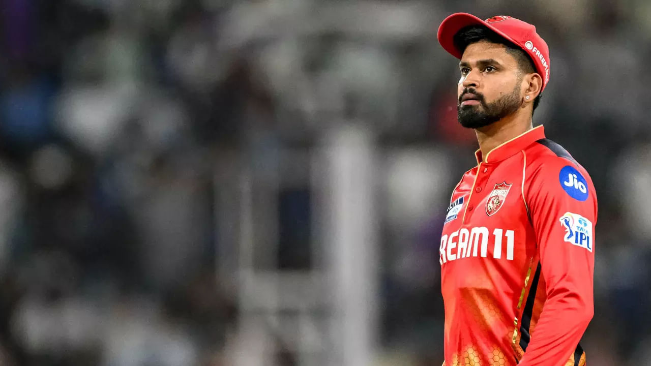 ಇದೀಗ ಶ್ರೇಯಸ್ ಅಯ್ಯರ್ ಪಂಜಾಬ್ ಕಿಂಗ್ಸ್ ತಂಡವನ್ನು ಮುನ್ನಡೆಸುತ್ತಿದ್ದಾರೆ. ಅಲ್ಲದೆ ಚೊಚ್ಚಲ ಸೀಸನ್ನಲ್ಲೇ ಪಂಜಾಬ್ ಪಡೆಯನ್ನು ಪ್ಲೇಆಫ್ಗೆ ತಲುಪಿಸಿದ್ದಾರೆ. ಈ ಮೂಲಕ ಐಪಿಎಲ್ ಇತಿಹಾಸದಲ್ಲಿ ಮೂರು ತಂಡಗಳನ್ನು ಪ್ಲೇಆಫ್ಗೇರಿಸಿದ ಏಕೈಕ ಕ್ಯಾಪ್ಟನ್ ಆಗಿ ಶ್ರೇಯಸ್ ಅಯ್ಯರ್ ಹೊರಹೊಮ್ಮಿದ್ದಾರೆ.