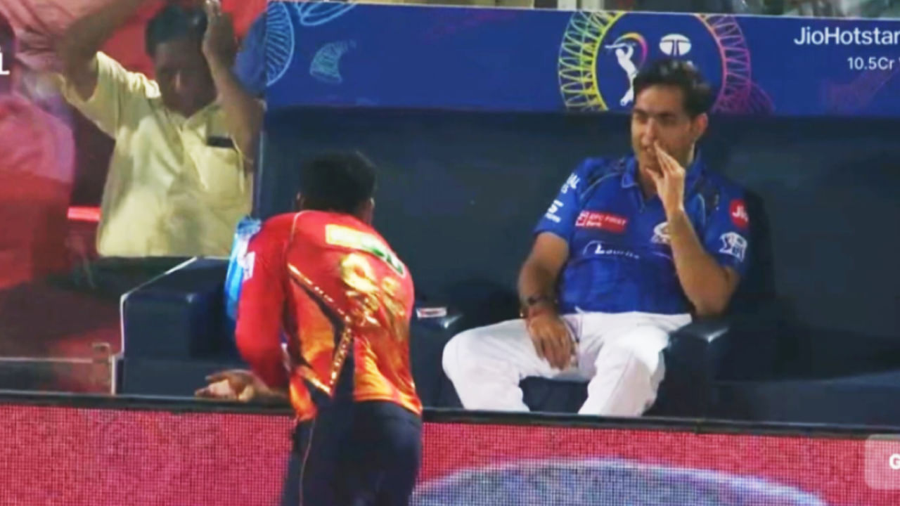 IPL 2025: ಇಂಡಿಯನ್ ಪ್ರೀಮಿಯರ್ ಲೀಗ್​ನ 69ನೇ ಪಂದ್ಯದಲ್ಲಿ ಪಂಜಾಬ್ ಕಿಂಗ್ಸ್ (PBKS) ಹಾಗೂ ಮುಂಬೈ ಇಂಡಿಯನ್ಸ್ (MI) ತಂಡಗಳು ಮುಖಾಮುಖಿಯಾಗಿದ್ದವು. ಈ ಪಂದ್ಯದ ನಡುವೆ ಮುಂಬೈ ಇಂಡಿಯನ್ಸ್ ತಂಡದ ಮಾಲೀಕರಾದ ಆಕಾಶ್ ಅಂಬಾನಿ, ಪಂಜಾಬ್ ಕಿಂಗ್ಸ್ ತಂಡದ ನಾಯಕ ಶ್ರೇಯಸ್ ಅಯ್ಯರ್ ಅವರೊಂದಿಗೆ ಮಾತನಾಡುತ್ತಿರುವ ಫೋಟೋಗಳು ಇದೀಗ ವೈರಲ್ ಆಗಿದೆ.