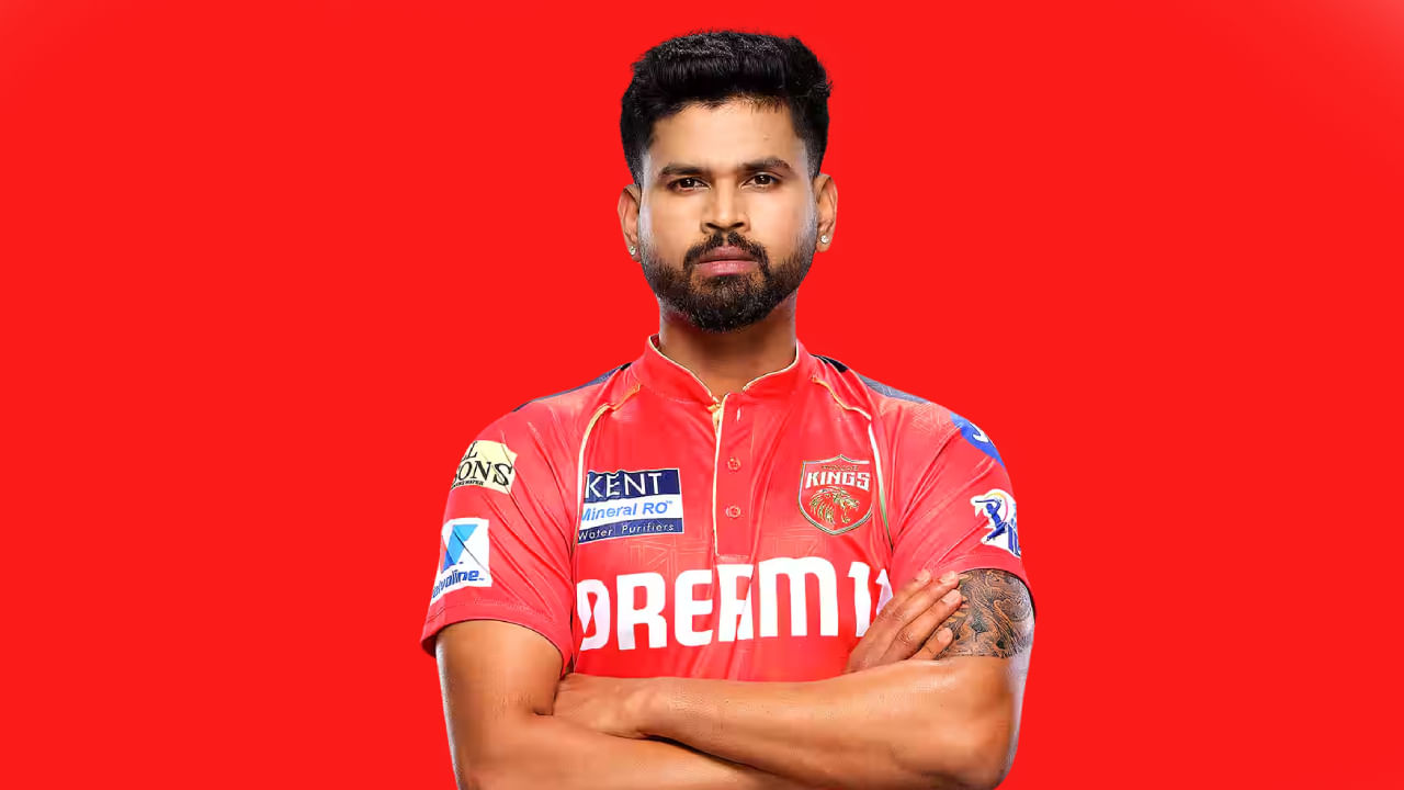 ಶ್ರೇಯಸ್ ಅಯ್ಯರ್: ಚೆನ್ನೈನ ಚೆಪಾಕ್ ಸ್ಟೇಡಿಯಂನಲ್ಲಿ ನಡೆದ ಚೆನ್ನೈ ಸೂಪರ್ ಕಿಂಗ್ಸ್ ತಂಡದ ವಿರುದ್ಧದ ಪಂದ್ಯದಲ್ಲಿ ಪಂಜಾಬ್ ಕಿಂಗ್ಸ್ ತಂಡದ ನಾಯಕ ಶ್ರೇಯಸ್ ಅಯ್ಯರ್ ನಿಗದಿತ ಸಮಯದೊಳಗೆ 20 ಓವರ್ಗಳನ್ನು ಪೂರ್ಣಗೊಳಿಸಿಲ್ಲ. ಹೀಗಾಗಿ ಅಯ್ಯರ್ ಅವರಿಗೆ 12 ಲಕ್ಷ ರೂ. ದಂಡ ವಿಧಿಸಲಾಗಿದೆ.