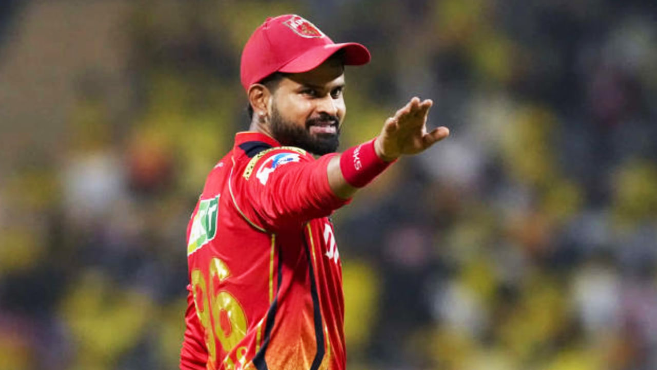 17- ಶ್ರೇಯಸ್ ಅಯ್ಯರ್: ಈ ಬಾರಿಯ ಐಪಿಎಲ್ನಲ್ಲಿ ಪಂಜಾಬ್ ಕಿಂಗ್ಸ್ ತಂಡವನ್ನು ಶ್ರೇಯಸ್ ಅಯ್ಯರ್ ಮುನ್ನಡೆಸುತ್ತಿದ್ದಾರೆ. ಅಯ್ಯರ್ ಮುಂದಾಳತ್ವದಲ್ಲಿ ಈವರೆಗೆ 11 ಪಂದ್ಯಗಳನ್ನಾಡಿರುವ ಪಂಜಾಬ್ ಕಿಂಗ್ಸ್ ತಂಡವು 7 ಗೆಲುವು ದಾಖಲಿಸಿದೆ.